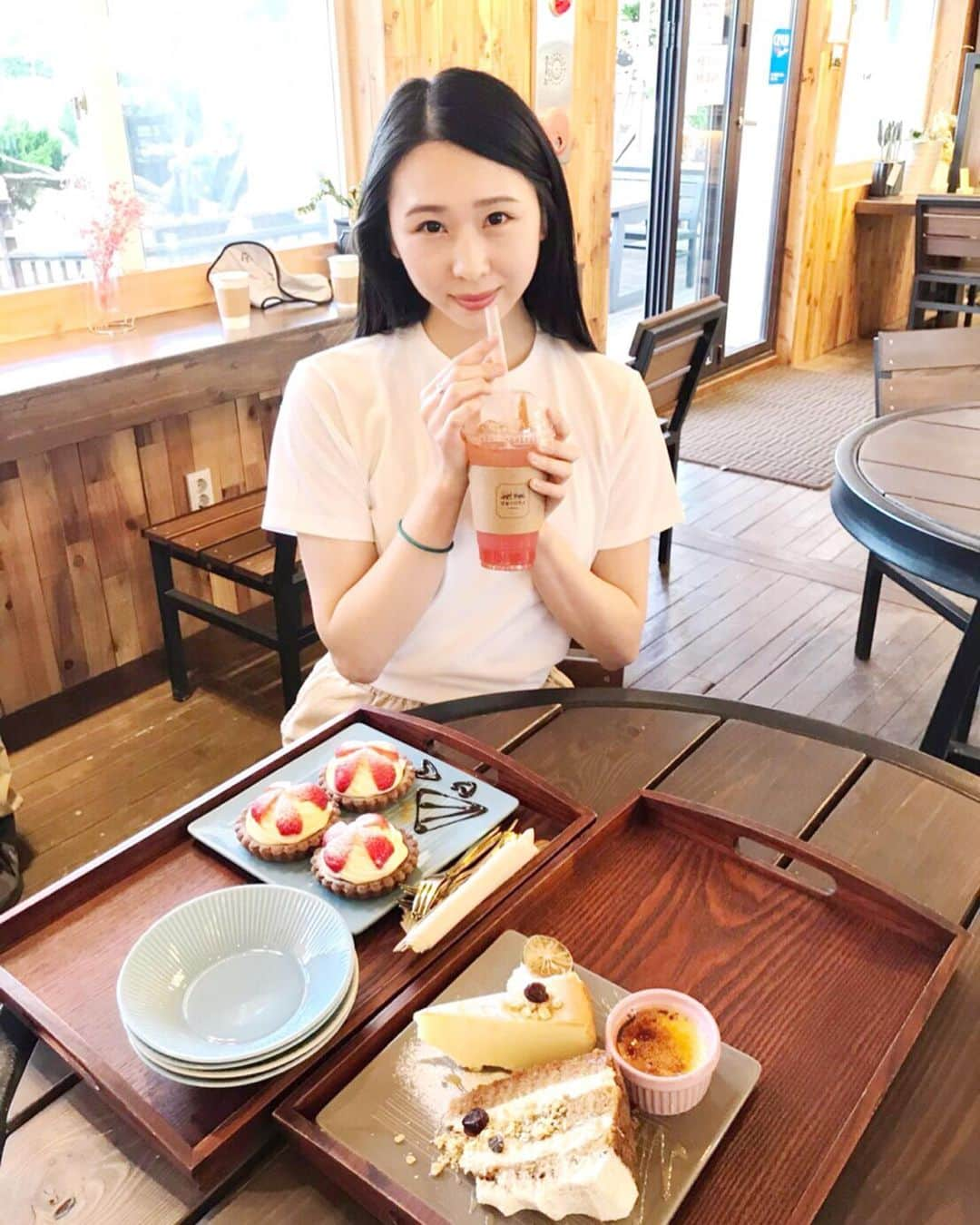 ときさんのインスタグラム写真 - (ときInstagram)「커피타임🍩☕∗*ﾟ  私は、いちごタルトとグレープフルーツエードを頼みました🍰💗 ・ ・ ・ #we_love_jeju2019 #韓国 #koria #済州#済州島 #jeju #jejuland #제주도 #済州島観光 #済州島旅行 #済州島カフェ #人気カフェ #カフェ巡り #済州島グルメ #jejucafe #cafe  #明月国民学校 #명월국민학교 #廃校 #廃校カフェ #小学校カフェ #インスタ映え #観光スポット #since1995 #photozone #スイーツ #sweet #coffeetime #翰林」5月30日 17時26分 - toki_ringomusume