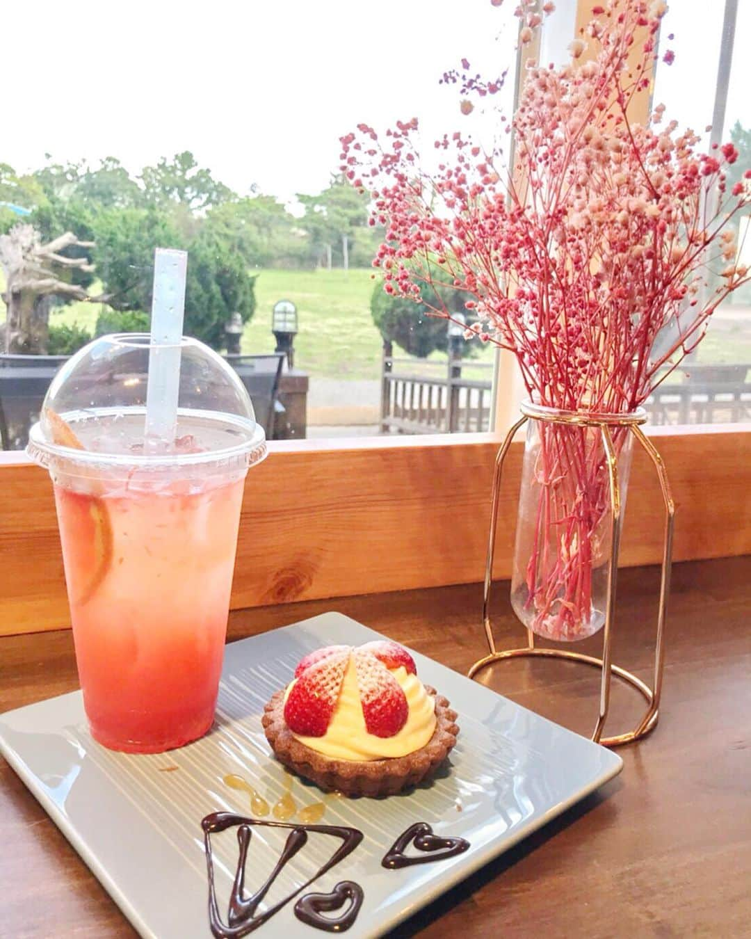 ときさんのインスタグラム写真 - (ときInstagram)「커피타임🍩☕∗*ﾟ  私は、いちごタルトとグレープフルーツエードを頼みました🍰💗 ・ ・ ・ #we_love_jeju2019 #韓国 #koria #済州#済州島 #jeju #jejuland #제주도 #済州島観光 #済州島旅行 #済州島カフェ #人気カフェ #カフェ巡り #済州島グルメ #jejucafe #cafe  #明月国民学校 #명월국민학교 #廃校 #廃校カフェ #小学校カフェ #インスタ映え #観光スポット #since1995 #photozone #スイーツ #sweet #coffeetime #翰林」5月30日 17時26分 - toki_ringomusume