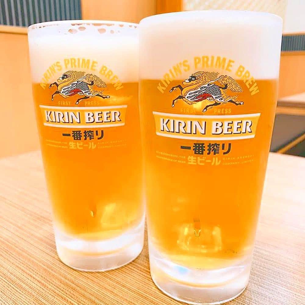 キリンビールさんのインスタグラム写真 - (キリンビールInstagram)「﻿ ビールといえば美しい黄金色と白い泡😍﻿ 今回は思わず見惚れてしまう、美し～いビールの写真をいただいたのでご紹介させていただきます😊﻿ ﻿ ﻿ １枚目﻿ 📷:@ekkopoteto さん﻿ 🍺:仕事終わりの一杯は美しさも格別😆👍 #一番搾りグラス﻿ ﻿ 2枚目﻿ 📷:@hy.hironori さん﻿ 🍺:これぞジョッキの黄金比🍻💖﻿ ﻿ 3枚目﻿ 📷:@marchy_12 さん﻿ 🍺:泡少なめだからこそ際立つ⁉😲黄金の輝き✨ #キリンブラウマイスター ﻿ ﻿ ４枚目﻿ 📷:@akinaco29 さん﻿ 🍺:まるでソフトクリームのような泡🍦😋　#一番搾りフローズン生﻿ ﻿ ５枚目﻿ 📷:@heinrich_yoshida さん﻿ 🍺:コントラストが綺麗✨ #グランドキリン﻿ ﻿ ﻿ みなさんのお気に入りのビール写真を﻿ #きょうのキリン で教えてくださいね😊﻿ ステキな写真をありがとうございました👏﻿ ﻿ ﻿ #ビール好きと繋がりたい #お酒好きと繋がりたい #ビアスタグラム #キリン #キリンビール #黄金比 #ビールの泡 #キリンシティ #とりあえずビール #一番搾り #grandkirin #kirincity #grandkirin #kirinbeer #beer #kirin」5月30日 17時28分 - kirin_brewery