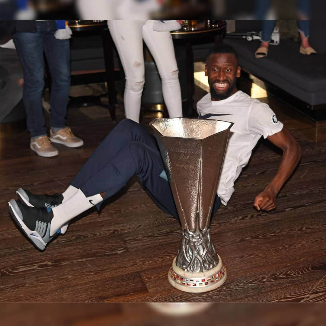 アントニオ・リュディガーさんのインスタグラム写真 - (アントニオ・リュディガーInstagram)「Who the f*** needs crutches when you can dance around an European Cup with your butt 😂😍🏆 #Hustle #AlwaysBelieve」5月30日 17時29分 - toniruediger