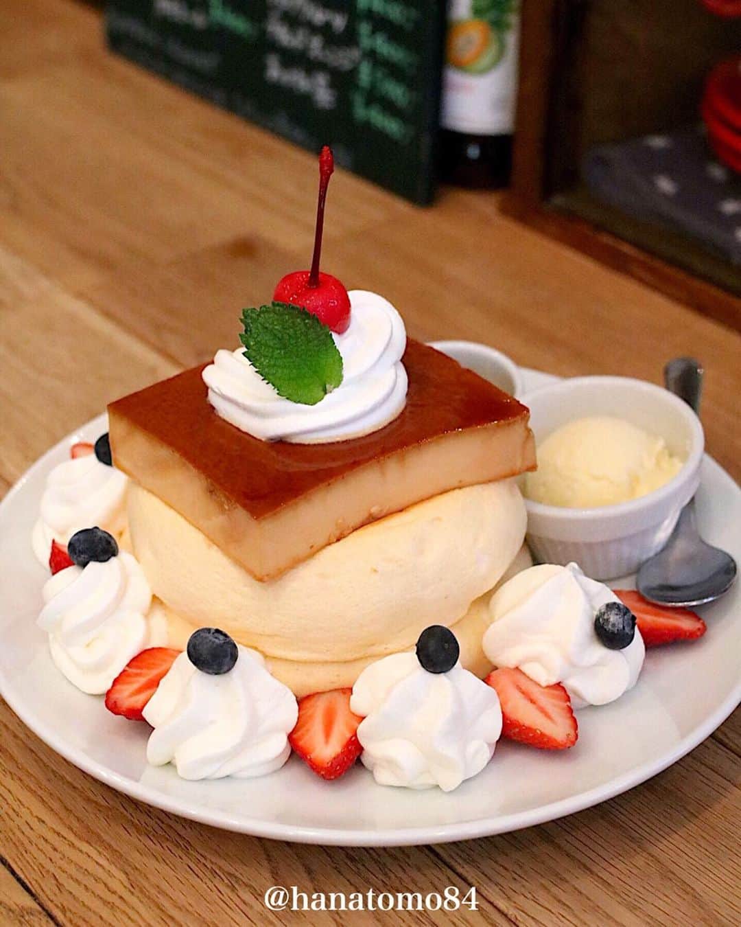 はなともさんのインスタグラム写真 - (はなともInstagram)「. ‪.‬ ‪.‬ 埼玉県伊奈町にある厚焼きパンケーキ専門店「プランピーパンケーキス」では、四角いプリンをパンケーキ生地にドーンとのせた、その名も「宝玉パンケーキ」(1,200円+ドリンク代)が食べられるぞ！ . パンケーキにプリンを合わせた斬新かつ フォトジェニックなパンケーキ！ . プリンからは卵のまろやかな味わいが感じられ 生地のほんのりとした甘さとも相性バツグンです。 . こちらのパンケーキは*シェフの気まぐれ*とのこと。 . 販売日や数量はプランピーパンケーキスの 公式SNS[@plumpy195]で告知しているので 随時チェックしてくださいね。 . ————————————————— . 住所 : 埼玉県北足立郡伊奈町学園2-195-1-1F 電話番号 : 048-717-7475 ‪席数 : 約13席‬ ‪定休日 : 月曜日‬ . 大宮駅からニューシャトルに乗り羽貫駅下車 徒歩約5分 . ————————————————— . #パンケーキ部#パンケーキ#カフェスタグラム#埼玉カフェ#埼玉スイーツ#cafemiru#カフェ巡り#埼玉カフェ巡り#プリン#プリン部#プランピーパンケーキス#プリ活#プリン好き#プリン巡り#パンケーキ巡り #はなとも伊奈町」5月30日 17時33分 - hanatomo84