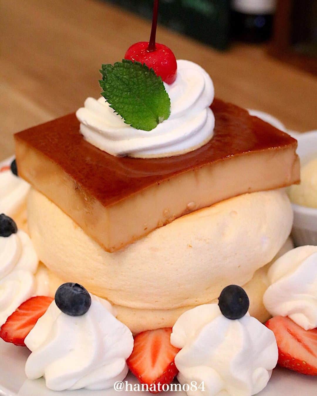 はなともさんのインスタグラム写真 - (はなともInstagram)「. ‪.‬ ‪.‬ 埼玉県伊奈町にある厚焼きパンケーキ専門店「プランピーパンケーキス」では、四角いプリンをパンケーキ生地にドーンとのせた、その名も「宝玉パンケーキ」(1,200円+ドリンク代)が食べられるぞ！ . パンケーキにプリンを合わせた斬新かつ フォトジェニックなパンケーキ！ . プリンからは卵のまろやかな味わいが感じられ 生地のほんのりとした甘さとも相性バツグンです。 . こちらのパンケーキは*シェフの気まぐれ*とのこと。 . 販売日や数量はプランピーパンケーキスの 公式SNS[@plumpy195]で告知しているので 随時チェックしてくださいね。 . ————————————————— . 住所 : 埼玉県北足立郡伊奈町学園2-195-1-1F 電話番号 : 048-717-7475 ‪席数 : 約13席‬ ‪定休日 : 月曜日‬ . 大宮駅からニューシャトルに乗り羽貫駅下車 徒歩約5分 . ————————————————— . #パンケーキ部#パンケーキ#カフェスタグラム#埼玉カフェ#埼玉スイーツ#cafemiru#カフェ巡り#埼玉カフェ巡り#プリン#プリン部#プランピーパンケーキス#プリ活#プリン好き#プリン巡り#パンケーキ巡り #はなとも伊奈町」5月30日 17時33分 - hanatomo84