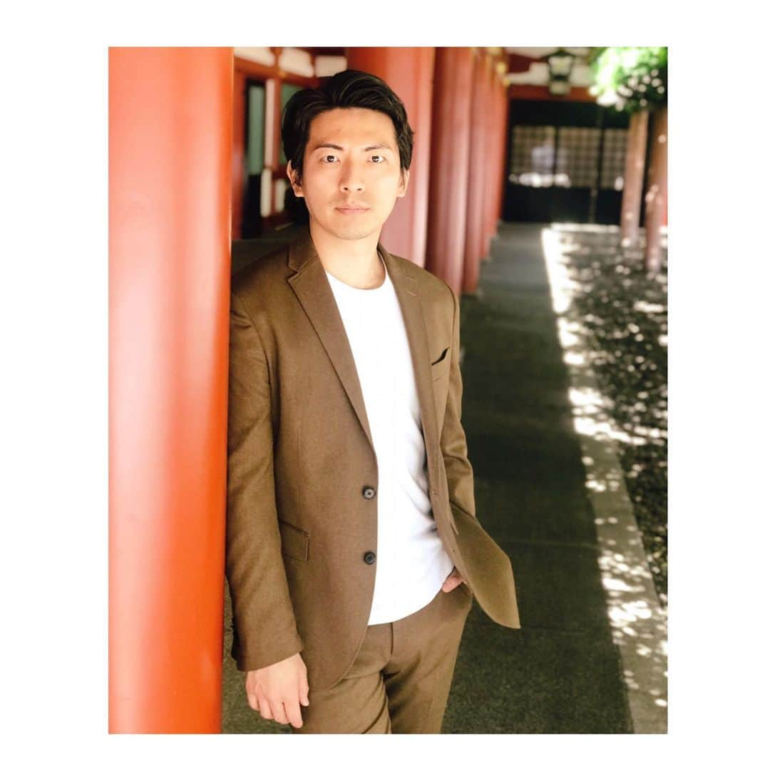 上山竜治さんのインスタグラム写真 - (上山竜治Instagram)「いい天気だったので、これからの御祈祷へ。  神社で、偶然母親に遭遇して驚いた。の巻」5月30日 17時40分 - kamiyama_ryuji_0910