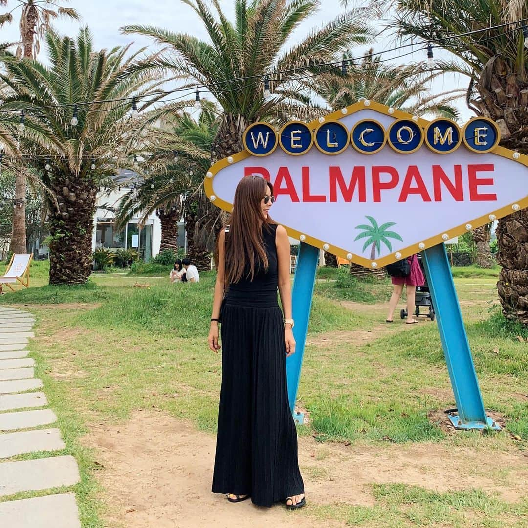 キム・ジュニさんのインスタグラム写真 - (キム・ジュニInstagram)「도착하자마자 라면먹구 산책🌿 안녕. 제주🙋🏻‍♀️ . #juniegoestojeju  #어버브 #abuve  #플리츠팬츠 #냉장고바지」5月30日 17時37分 - evajunie