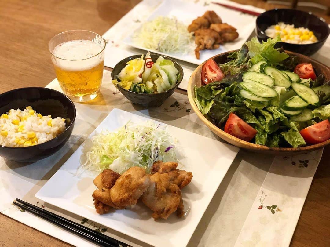のインスタグラム：「鶏の唐揚げ❤️ 夏の味、とうもろこしご飯と合わせて🌽ご馳走さまでした☺️🙏 待ちきれずビールに伸びる主人の手🍺笑 #おうちごはん #晩ご飯 #夜ご飯 #鶏の唐揚げ #とうもろこしご飯 #ふたりごはん #料理 #cooking」