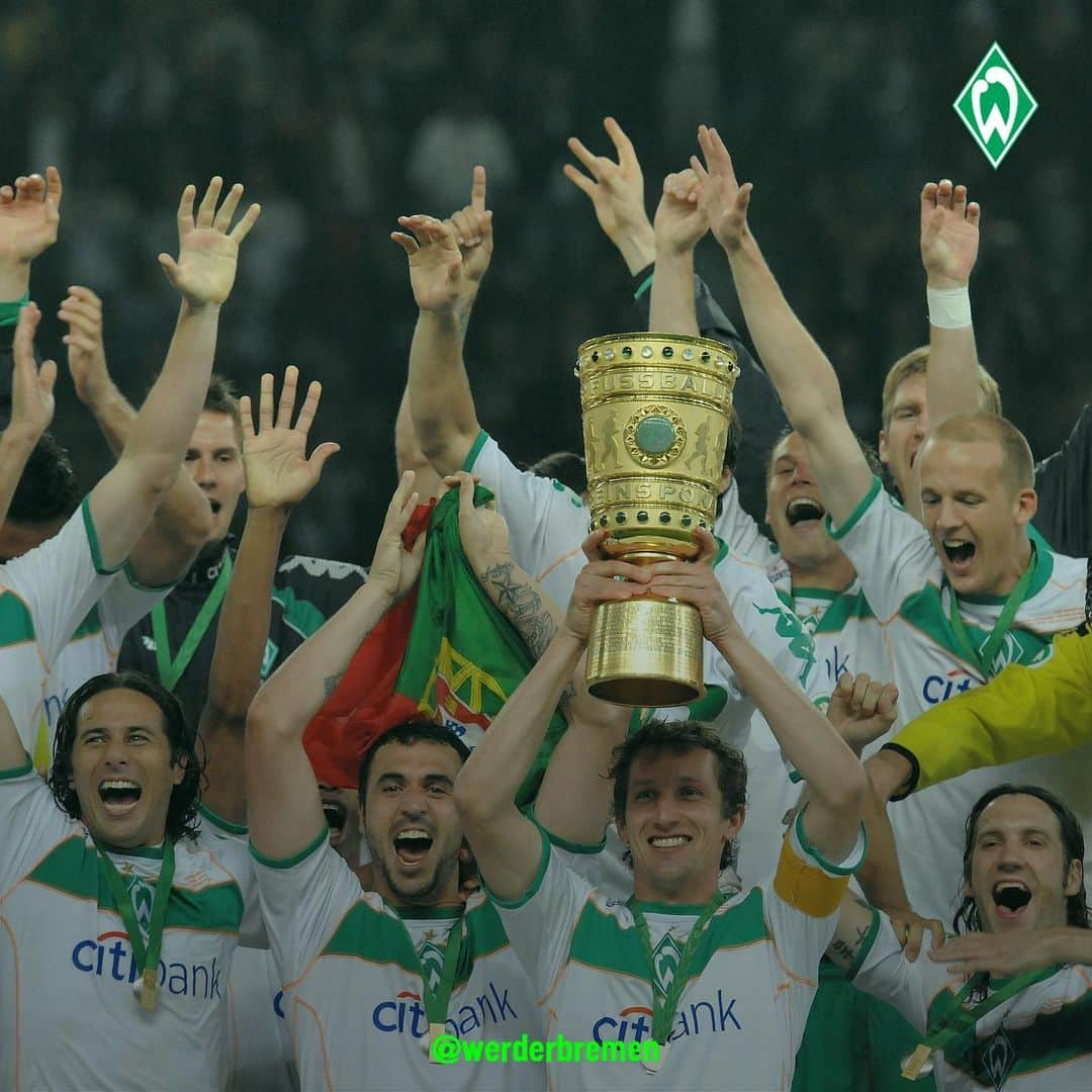 ヴェルダー・ブレーメンさんのインスタグラム写真 - (ヴェルダー・ブレーメンInstagram)「Heute vor zehn Jahren.🏆 💚 _______ #werder #bremen #svw #throwback #Pokalsieger #Helden #wewonsecup #nordphoto」5月30日 17時40分 - werderbremen