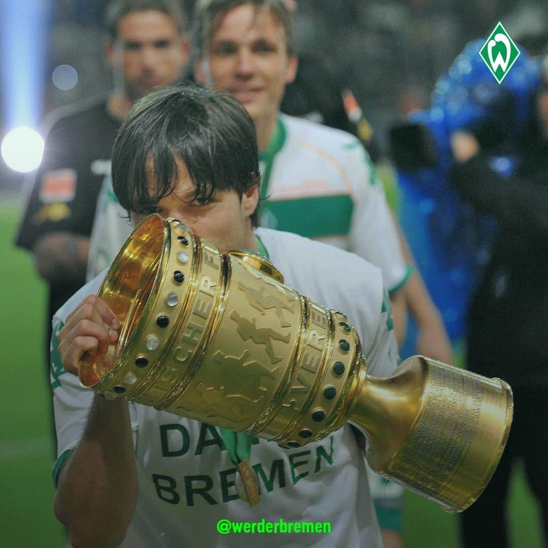 ヴェルダー・ブレーメンさんのインスタグラム写真 - (ヴェルダー・ブレーメンInstagram)「Heute vor zehn Jahren.🏆 💚 _______ #werder #bremen #svw #throwback #Pokalsieger #Helden #wewonsecup #nordphoto」5月30日 17時40分 - werderbremen