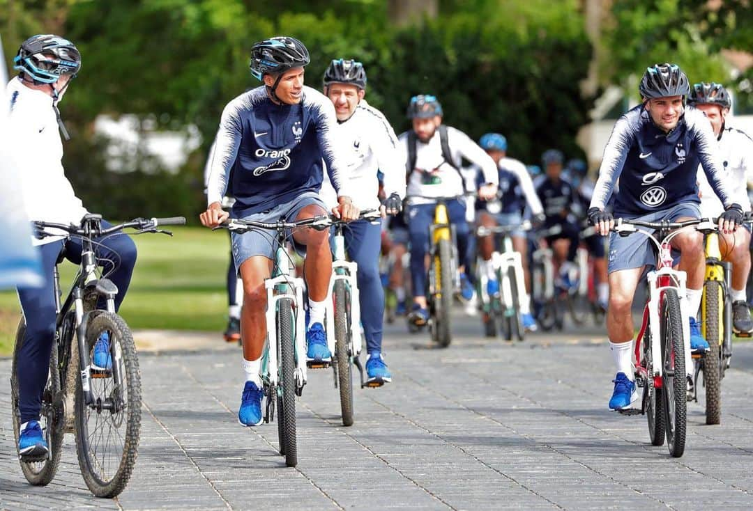 ラファエル・ヴァラーヌさんのインスタグラム写真 - (ラファエル・ヴァラーヌInstagram)「Retour en bleu 🇫🇷 ... et à vélo 🚴🏽‍♂️😉 @equipedefrance  #Clairefontaine」5月30日 17時42分 - raphaelvarane