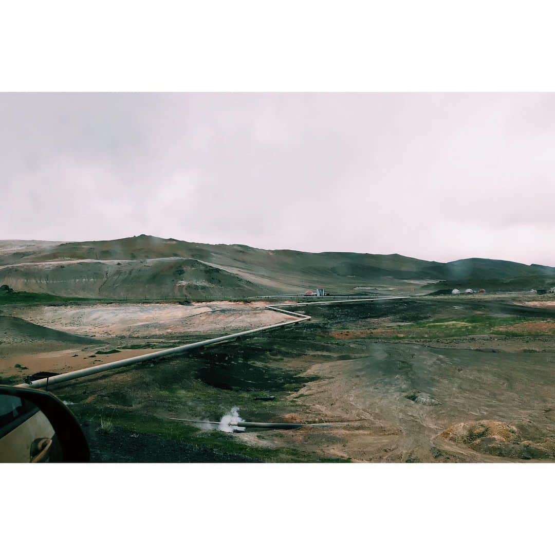 雪浦聖子さんのインスタグラム写真 - (雪浦聖子Instagram)「アイスランド4日目。アイスランドの北側から南東側までぐーっと移動。 絶景に次ぐ絶景。絶景がインフレおこして、だんだんびっくりしなくなってくる。 神々の滝という名前のゴーザフォス。ヨーロッパ最大のデティフォス。写真載せてないけど（インフレ…）奇岩が並ぶディンムボルギル。 デティフォスは滝本体もすごいけど、駐車場から滝に向かう道もすごかった。夫に言わせると三途の川のイメージ、とのこと。岩と雪がならぶ。わたし的には探検気分だったけど、コットンのワンピースという場違いな格好で雪と風に吹き付けられてある意味三途の川は正解。  車を走らせるとどんどん景色も天気変わる。寒いところ、比較的暖かいところ。 メインの国道でも舗装されてないところがあったり、路面も変わる。 フィヨルドの地帯を通る時に海岸線に沿うと遠回りだからとショートカットする道を通ったら生まれたてみたいなガタガタ道で、車のタイヤとれるかと思った。 最後標高がかなり高いところに来たらあたりが真っ白で、ここで車壊れたら死ぬな、えらいとこに来た、と思ってたらトナカイが現れて、この道で良かった！となった。初野生トナカイ。可愛い。なぜこんなところに住むんだ。ご飯ちゃんと食べてるのかしら。  そんなこんなで宿のバンガローについた時はほっとした。たぶん今回の旅で一番ハードな日だった。」5月30日 17時42分 - sneeuw_y