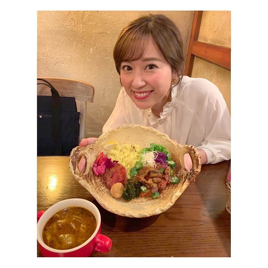 木村愛里さんのインスタグラム写真 - (木村愛里Instagram)「⋆ なんと！😳 大好きな @soupcurry_treasure さんと コラボレーションさせていただきました！ ㅤㅤㅤㅤㅤㅤㅤㅤㅤㅤㅤ ㅤㅤㅤㅤㅤㅤㅤㅤㅤㅤㅤㅤㅤㅤㅤ 木村あいり×TREASURE あいりのわがままカレー 「ホルモンさっぱりタコス風 あさりスープ」1280円 ㅤㅤㅤㅤㅤㅤㅤㅤㅤㅤㅤㅤㅤ ㅤㅤㅤㅤㅤㅤㅤㅤㅤㅤㅤㅤㅤ とにかく私の好きな食材を わがままに わがままに 詰め込ませていただきました🤭✨ ㅤㅤㅤㅤㅤㅤㅤㅤㅤㅤㅤㅤㅤ スープカレーにホルモン？ と思った方も多いと思いますが 合いました！！🤣👏❤️ 何度も試作を重ね..プロの技に感激。 ㅤㅤㅤㅤㅤㅤㅤㅤㅤㅤㅤㅤㅤ タコス風に仕上げたホロホロホルモンに お茶漬け感覚でアサリエキスたっぷりの スープカレーをかけます🤭❤️❤️ ㅤㅤㅤㅤㅤㅤㅤㅤㅤㅤㅤㅤㅤ フライドゴボウの食感も たまらんのだ❤️🤤 ㅤㅤㅤㅤㅤㅤㅤㅤㅤㅤㅤㅤㅤ 本当に食べて欲しい！ めっちゃ美味しく作っていただき感謝です😭 ㅤㅤㅤㅤㅤㅤㅤㅤㅤㅤㅤㅤㅤ ㅤㅤㅤㅤㅤㅤㅤㅤㅤㅤㅤㅤㅤ このインスタ画面を オーダーの時にスタッフさんに見せると 好きなドリンクサービスしてくれるそう❤️ 私はラッシーかなぁ😋❤️ ㅤㅤㅤㅤㅤㅤㅤㅤㅤㅤㅤㅤㅤ 6月のマンスリーカレーです😆 お早めにっ❤️❤️😆 私も行きます😆 ㅤㅤㅤㅤㅤㅤㅤㅤㅤㅤㅤㅤㅤ ㅤㅤㅤㅤㅤㅤㅤㅤㅤㅤㅤㅤ #TREASURE #スープカレー #スープカレー札幌 #札幌スープカレー  #札幌 #札幌ランチ #札幌ディナー #マンスリーカレー #6月 #カレー #ホルモン #あさり #タコス風 #ゴボウ #オクラ #トマト #ブロッコリー #ドリンクサービス #期間限定 #絶対食べてほしい #木村愛里 #soupcurry #sapporo #hokkaido #lunch #dinner #🍛」5月30日 17時42分 - airi_official