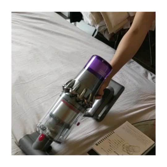 ハヤカワ五味のインスタグラム：「dyson×ベアーズの最強タッグで、自分史上最高の"帰りたくなる家"に🏠 ﻿ 私は部屋を片付けるのが大の苦手なのだけど、ゴチャゴチャしてる部屋はもちろん大好きという訳ではなく…。もちろんキレイな部屋で作業したりゆっくりしたりしたいからよくカフェに引きこもりがち。今回はdysonとベアーズの最強タッグでお部屋をきれいにしてもらったのだけど、今までで一番きれいな気がする！  新型dysonは、部屋はもちろん(カーペットの細かいゴミがすごく取れてた…)、お布団とかにも短くして使えるのが便利そうだったな。﻿ あと、ワンタッチでゴミが捨てれるの大きい。今のやつが、ゴミ捨てるの面倒だから買い替えたいな🥺﻿ ﻿ ベアーズさんも引っ越してからは初で、久々の利用だったのだけど、相変わらず丁寧なお仕事でびっくりしてしまった！﻿ あんな荒れ果てていた部屋がスッキリ。家事時短はどんどん流行ってほしい勢なので、今後も便利家電と家事代行についてはガンガン宣伝してゆきたい🤜🤛 #やっぱりdyson #dyson #ダイソン #掃除 #ダイソンコードレスクリーナー #pr#家事代行ベアーズ #ダイソンv11#試し隊 #ダイソンでプロ掃除  @dysonjapan」