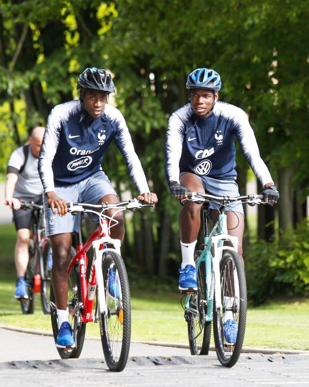 ブレーズ・マテュイディさんのインスタグラム写真 - (ブレーズ・マテュイディInstagram)「Quand on partait de bon matin, quand on partait sur les chemins 🚴🏾‍♂️🚴🏾‍♂️ #FiersdetreBleus」5月30日 17時51分 - blaisematuidiofficiel