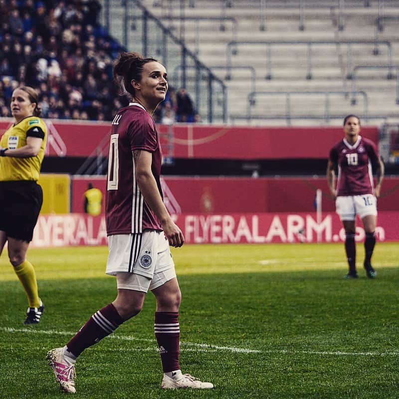 Lina Magullのインスタグラム：「GAMEDAY 🔥⚽️🔥 in #Regensburg Germany 🇩🇪 vs Chile 🇨🇱 WIR #imTeam !  #germany #chile #test #dfb #team #allezmaximal #powerful」