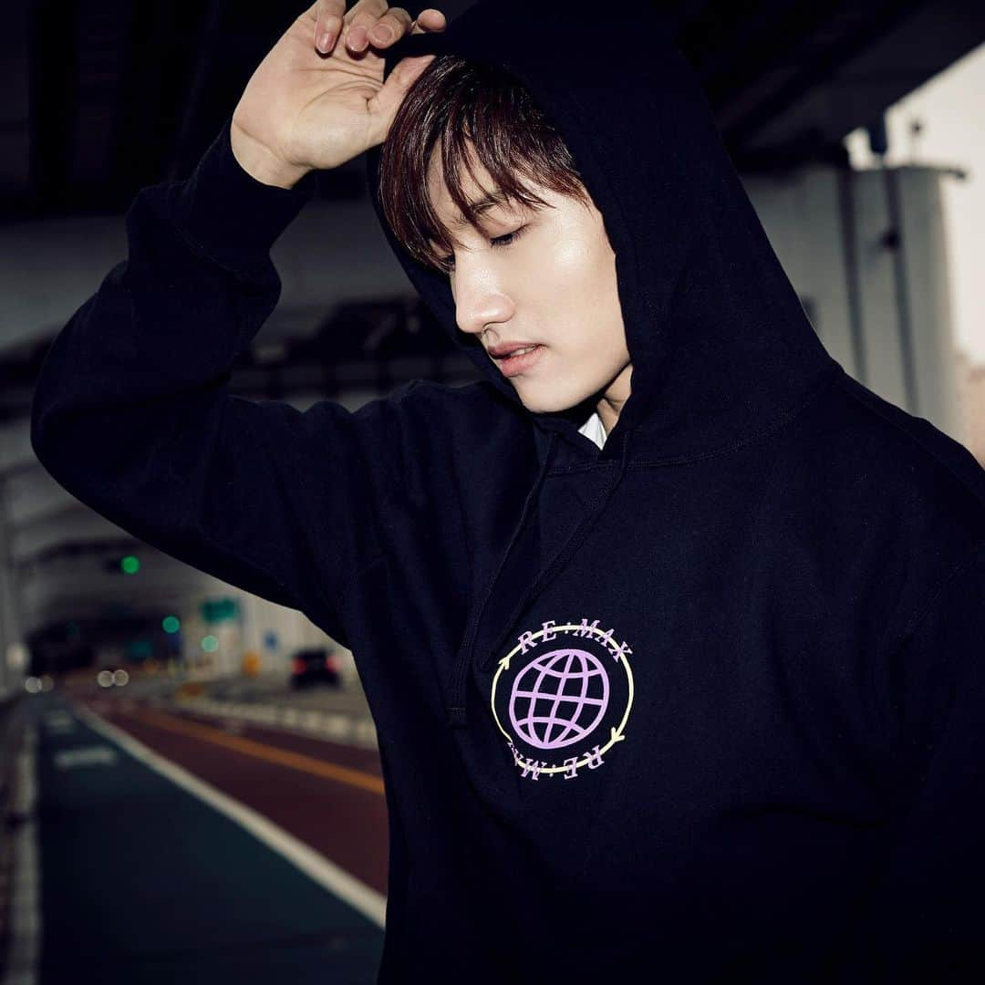 チャンミンさんのインスタグラム写真 - (チャンミンInstagram)「#Changmin RE:MAX Limited Edition Collection @represent  https://represent.com/changmin/changmin-remax-limited-edition-apparel  제가 직접 디자인한 #리미티드_에디션_콜렉션 을 소개합니다. 판매수익금의 일부는 환경보호를 위한 활동에 기부됩니다.  지구를 다시 건강하게 만들기 위한 RE:MAX 저와 함께 시작해주세요.  僕が直接デザインした リミテッドエディションコレクションを紹介します。  売り上げの一部は環境保護の活動のために寄付いたします。  地球の元気を取り戻すための RE:MAX 僕と一緒に始めましょう！  I'm super excited to introduce you guys to my first limited edition collection  that I personally helped design! A portion of its proceeds from this sale will be donated and go to charities involving environmental causes!  Let's make our world a better and cleaner place with RE:MAX.」5月30日 18時06分 - changmin88