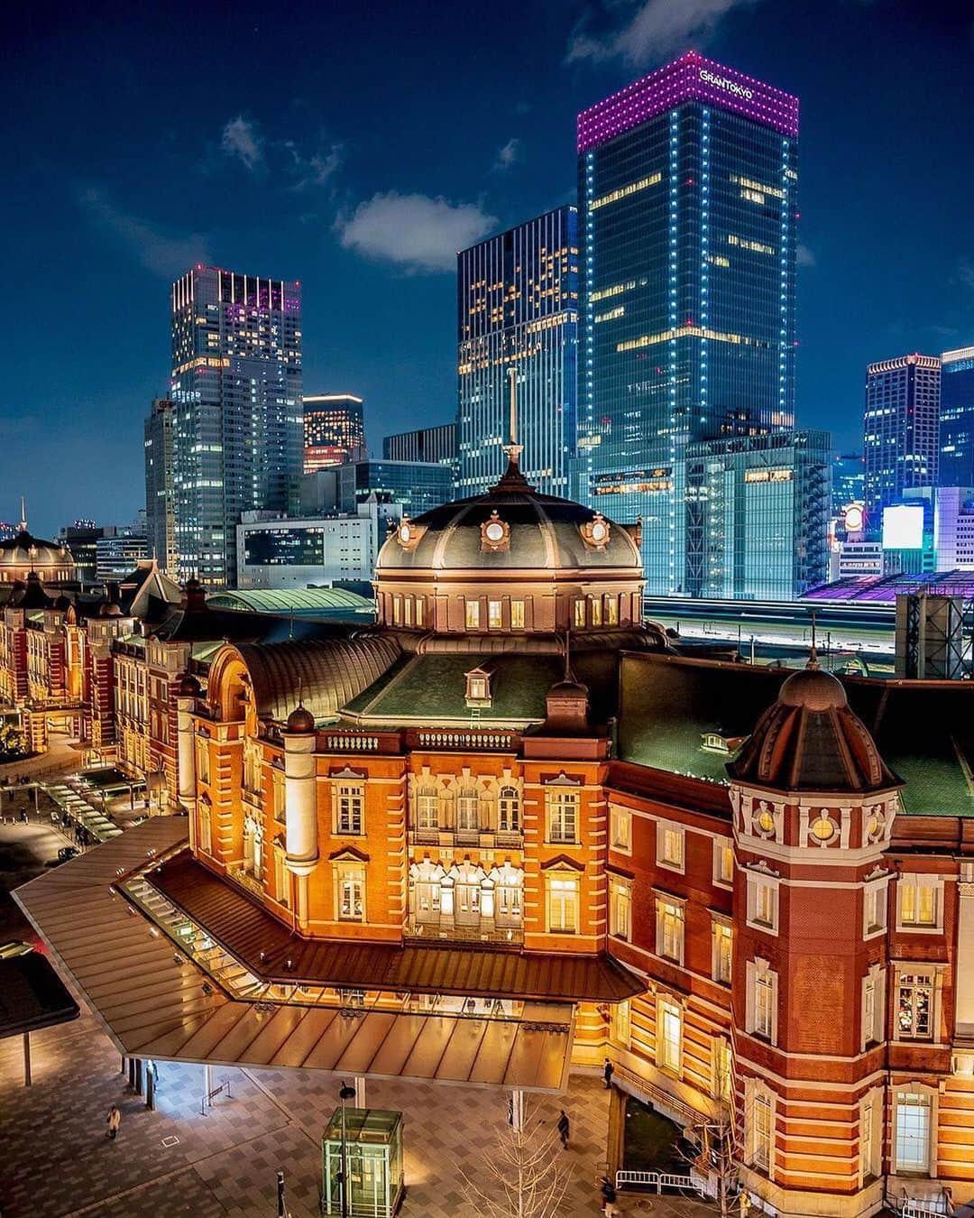 JALさんのインスタグラム写真 - (JALInstagram)「. The beautiful Tokyo Station glowing in the night. It is easy to miss the beauty of places we only pass through. Share with us some impressive stations you have come across in your travels! #PicturePerfectMay  美しい東京駅🗼 今までに訪れた中で印象的な駅があれば、ぜひコメントで教えてください✈ . . photo by @neo_landscape_jp Post your memories with #FlyJAL  #JapanAirlines #japan #tokyo #tokyostation #tokyoartsandculture #cityscape」5月30日 17時58分 - japanairlines_jal