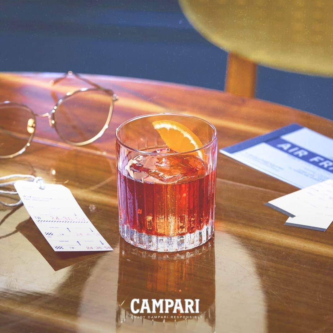 Campari Japanさんのインスタグラム写真 - (Campari JapanInstagram)「50年代のピット曲と共に #ネグローニ を味わっている姿を想像できますか？ あなたの街の最高のバーで、＃ネグローニウィーク  に参加して、100周年を一緒にお祝いしましょう。ネグローニウィーク 開催期間は、6月24日(月)〜6月30日(日)まで。是非お楽しみください。⠀ ⠀ #CAMPARI #アペリティーボ #カンパリレッド #Negroni #ネグローニ #イタリア #カクテル #cocktail #mixology #ミクソロジー #ミラノ #drinks #食前酒 #カンパリ  #N100 #negroniweek #ネグローニウィーク #100周年 #お酒 #お酒好き  #バーテンダー #bar」5月30日 18時00分 - camparijapan