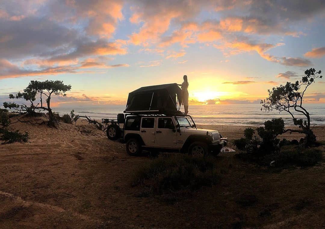 イモージェン・ケアンズさんのインスタグラム写真 - (イモージェン・ケアンズInstagram)「Can’t quite beat this one☝🏼#polihalestatepark #polihalebeach #jeep #camping #kauai  #hawaii 🤩⛺️🌅」5月30日 18時00分 - imogencairns