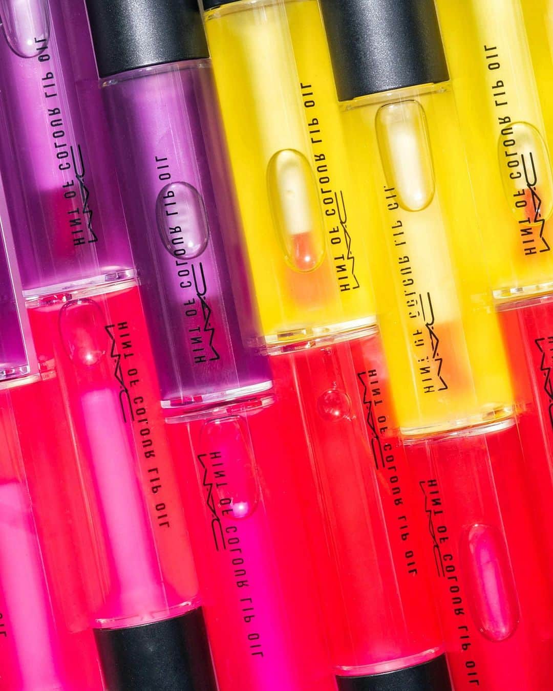M∙A∙C Cosmetics Japanのインスタグラム：「⠀ いよいよ明日5/31より、ももいろクローバーZ とM·A·C がコラボレーションしたビジュアルの展開がスタート✨ 「#MACXMCZ」 プレゼントキャンペーン！ #MACXMCZ ⠀ ご本人のサイン入りチェキと、限定デザインのヒント オブ カラー リップ オイル (11ml)のセットをInstagramとTwitter、それぞれ抽選で4名様にプレゼント! ⠀ ⠀ *Instagram : 5/30(木)～6/13(木)まで *Twitter : 5/20(月)～6/13(木)まで ⠀ プレゼントキャンペーンの詳細はこちら ↓↓↓↓ https://www.maccosmetics.jp/momoclocampaign プロフィール画面の公式オンラインページからもチェックいただけます。 ⠀ ⠀ ↓↓掲載製品↓↓ [ヒント オブ カラー リップ オイル] 保湿オイルのティントリップで ツヤと透明感のベールをかけたような仕上がりに💋✨ ⠀ ⠀ DESIGN: M·A·C ARTIST RINO KASAI @rino416⠀@macprotokyo PHOTO: @takaki_iwata ⠀ ⠀ ⠀ ⠀ ⠀ #MACCosmeticsJapan #MACコスメ #MACCosmetics #MyArtistCommunityJP  #MACArtistChallenge #MAC #コスメ #メイク #ももいろクローバーZ #ももクロ #momoirocloverz #MCZ #コラボ #コラボレーション #限定 #キャンペーン」