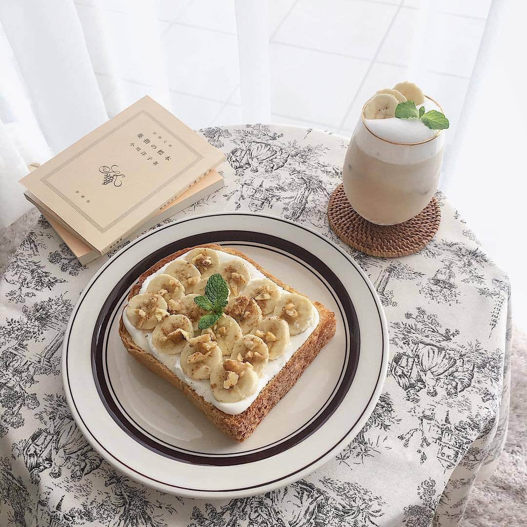 のインスタグラム：「. お洒落な #おうちカフェ の秘訣は、お皿にあるのかも♡ お皿のデザインに合わせた料理を作ったり、ワンプレートにして彩り鮮やかな食事を堪能するのもオススメ♪ 美味しいパンをアレンジして、他の人とかぶらないようなお皿に盛り付けてみて！ . MERYでは他にも「かわいい」に近づくさまざまな情報を発信しています。 @mery.beauty コスメ・美容に特化した情報をお届け♡ @mery_spot 話題のカフェやお出かけスポットをご紹介！ こちらもぜひチェックしてみてください！ . . photo by @books___sachi  @ami620_b_  @mekkoja_valo  @i_chi_mog . #MERY #regram #instagram #photogenic #instagenic #instagood #instalike #homecafe #breakfast #toast #plate #朝食パン  #朝食 #パン #手作りごはん #おうちごはん #お皿 #食器 #ワンプレートごはん #トーストアレンジ #ホームカフェ #バナナトースト #朝ごはんプレート #トースト #トーストアート #プレート #ワンプレート #MERY女子 #メリー」