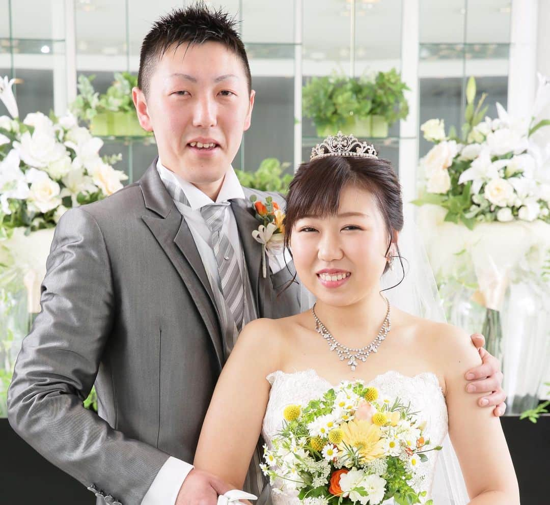 【公式】小さな結婚式さんのインスタグラム写真 - (【公式】小さな結婚式Instagram)「@petit.wedding をフォローしてね♩ #小さな結婚式 をつけてのお写真投稿も大歓迎です♡ こちらの公式IGでリグラムさせていただきます＊ . ✬仙台チャペルでのウェディングフォトをcheck＊* . 花嫁さまの表情をパッと明るく表現するフラワーブーケ＊ 純白のウェディングドレスに包まれて 幸せなひと時をお過ごしください♩ . ——————— #小さな結婚式  #petitwedding #前撮り #結婚式  #プレ花嫁 #卒花 #アットホーム #少人数 #家族婚 #少人数結婚式 #ウェディング #ウェディングドレス #wedding #bridal #weddingdress #花嫁 #結婚式準備 #式場探し #日本中のプレ花嫁さまと繋がりたい #結婚式の思い出に浸る会 #結婚準備 #チャペル婚 #クラッチブーケ #ブーケ💐」5月30日 18時01分 - petit.wedding