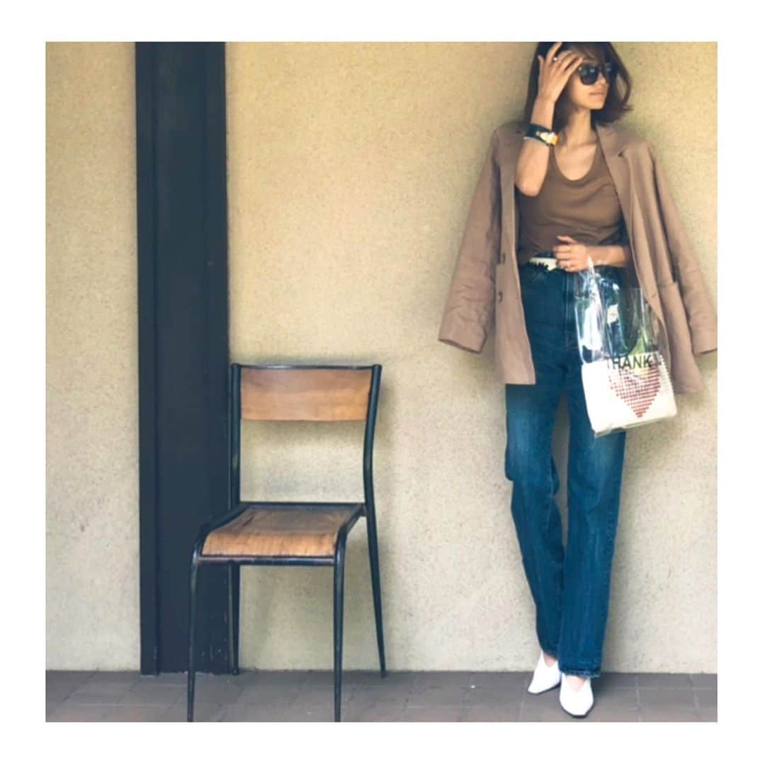 井関かおりさんのインスタグラム写真 - (井関かおりInstagram)「今日は同じトーンのタンクトップとジャケットで！2枚目のpvcのbagは @barneysjapan 限定の @gelarehmizrahi ^_^ ロゴが可愛い♡  jacket: #ungrid  tops,denim: #milaowen  shoes: #celine  bangle,belt: #toga  bag: #gelarehmizrahi  #着回しコーデ」5月30日 18時04分 - isekikaori_kimawashi