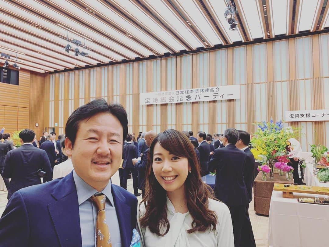 須黒清華のインスタグラム：「今日は山川キャスターと一緒に経団連のパーティーへ。 各企業のトップが考える、 終身雇用の継続 70歳定年 について、直撃取材してきました‼︎ . 自分自身も、今後どう生きていくべきか、深く考えさせられました‼︎ . 今夜も全仏テニス終了後の放送となりますが、テニスもWBSもぜひご覧くださいね✨ #wbs #ワールドビジネスサテライト #経団連 #終身雇用 #70歳定年  #全仏テニス #大坂なおみ」