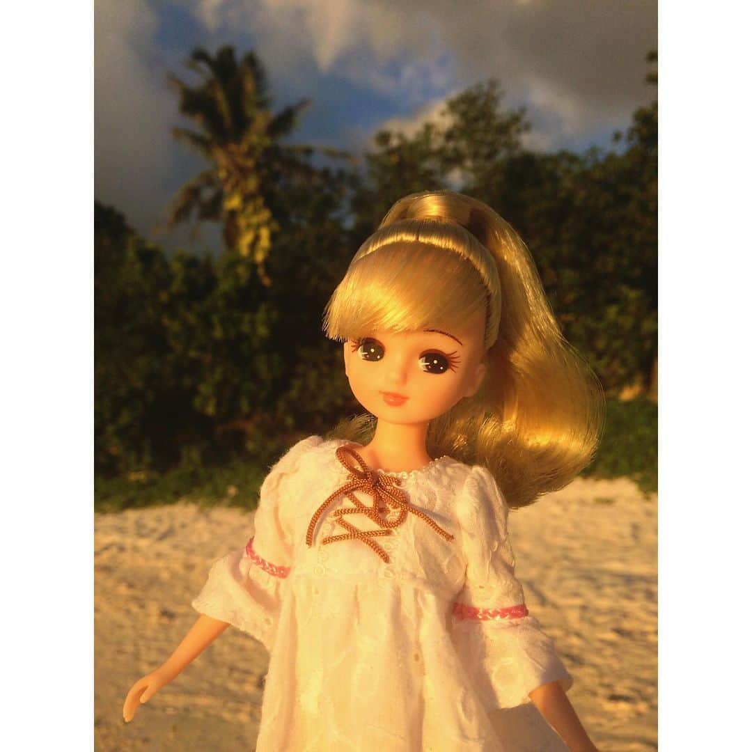リカちゃんさんのインスタグラム写真 - (リカちゃんInstagram)「A walk by the beach in the evening ☆ 夕暮れの浜辺を #リカさんぽ ☆ とってもお天気がいいから、夕焼けがきれい♡ 夜はきっと満天の星が広がっているんだろうな♪ なんだかロマンチックな気分のリカでした☆ #リカちゃん #fashion #ootd #hairstyle #licca #liccadoll #japanesedoll #japan #girl #instadaily #instagood #instagramjapan #instagram」5月30日 18時07分 - bonjour_licca