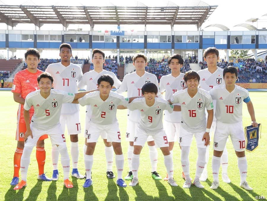 日本サッカー協会さんのインスタグラム写真 - (日本サッカー協会Instagram)「📸Match Photos① U-20日本代表は29日(水)、FIFA U-20ワールドカップポーランド2019のグルーブステージ第3戦でU-20イタリア代表と対戦しました。90分間を通して攻守にアグッレシブな戦いを進めましたが、最後までゴールを奪えず、スコアレスドローで試合を終えました。 ・ 次戦ラウンド16は6/5(水)、グループF2位チームと対戦します。 ・ GK 1 #若原智哉 DF 2 #東俊希 DF 3 #小林友希 DF 5 #菅原由勢 DF 17 #三國ケネディエブス MF 7 #伊藤洋輝 MF 9 #斉藤光毅 →78'DF 15 #鈴木冬一 MF 10 #齊藤未月 (C) MF 16 #山田康太 FW 11 #田川亨介 →22' FW 20 #中村敬斗 FW 14 #西川潤 →86' FW #原大智 ・ 監督 #影山雅永 ・ 🏆FIFA U-20ワールドカップポーランド 📅グループステージ 5/24 1-1 vsエクアドル🇪🇨 5/26 3-0 vsメキシコ🇲🇽 5/30 0-0 vsイタリア🇮🇹 📅ラウンド16 6/5 0:30 vs グループF2位 ・ #daihyo #jfa #u20wc」5月30日 18時13分 - japanfootballassociation