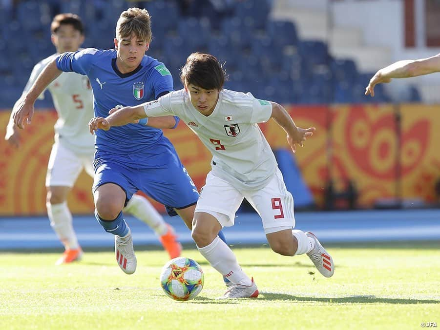 日本サッカー協会さんのインスタグラム写真 - (日本サッカー協会Instagram)「📸Match Photos① U-20日本代表は29日(水)、FIFA U-20ワールドカップポーランド2019のグルーブステージ第3戦でU-20イタリア代表と対戦しました。90分間を通して攻守にアグッレシブな戦いを進めましたが、最後までゴールを奪えず、スコアレスドローで試合を終えました。 ・ 次戦ラウンド16は6/5(水)、グループF2位チームと対戦します。 ・ GK 1 #若原智哉 DF 2 #東俊希 DF 3 #小林友希 DF 5 #菅原由勢 DF 17 #三國ケネディエブス MF 7 #伊藤洋輝 MF 9 #斉藤光毅 →78'DF 15 #鈴木冬一 MF 10 #齊藤未月 (C) MF 16 #山田康太 FW 11 #田川亨介 →22' FW 20 #中村敬斗 FW 14 #西川潤 →86' FW #原大智 ・ 監督 #影山雅永 ・ 🏆FIFA U-20ワールドカップポーランド 📅グループステージ 5/24 1-1 vsエクアドル🇪🇨 5/26 3-0 vsメキシコ🇲🇽 5/30 0-0 vsイタリア🇮🇹 📅ラウンド16 6/5 0:30 vs グループF2位 ・ #daihyo #jfa #u20wc」5月30日 18時13分 - japanfootballassociation