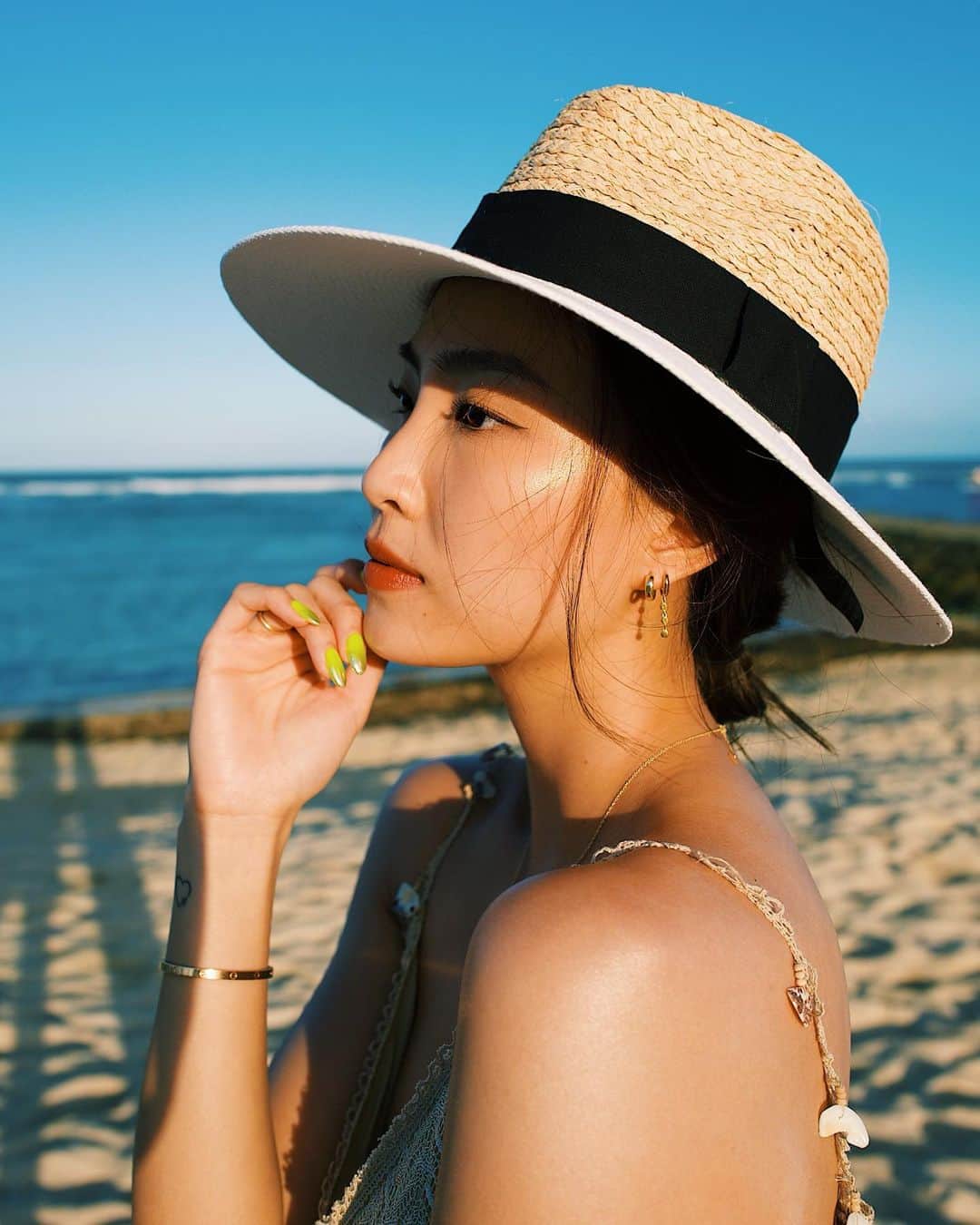 ソニアのインスタグラム：「Loving my post Bali glow ✨🦋 I used to be so afraid of getting lobster red and sunburnt but now, I just spam the sunscreen, get out there and LIVE.  With a little help from @chanel.beauty, I was always beach and then cocktail party ready 🍹Used a few strokes of the Duo Bronze Et Lumière bronzer and highlighter duo in CLAIR, and swept Rouge Coco Flash in CONTRASTE over my lips 👄  #chanelbeauty #rougecocoflash」