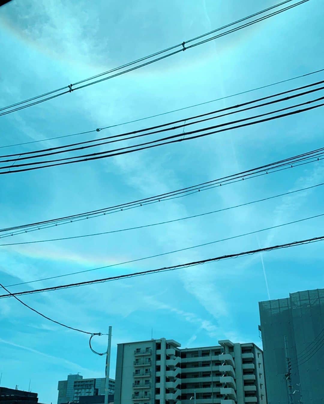 沢口千恵さんのインスタグラム写真 - (沢口千恵Instagram)「太陽のまわりに虹が。そして真ん中ほど近くに飛行機曇。 ２枚目は、またそのリングのしたに違う虹ゆらり。」5月30日 18時23分 - chiesawaguchi