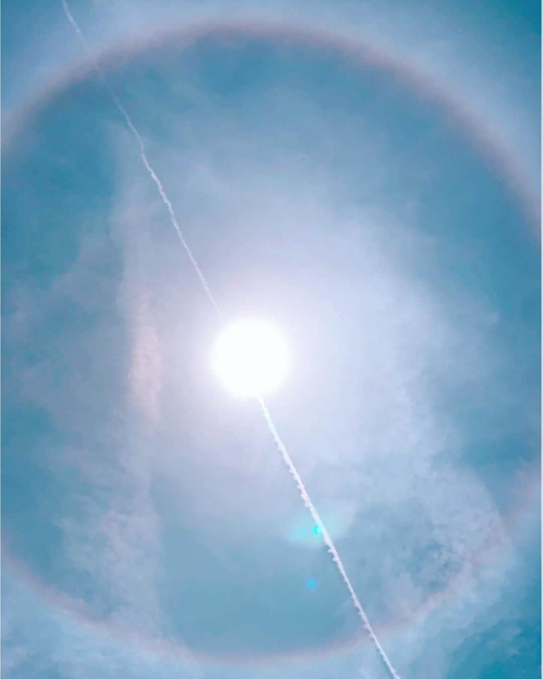 沢口千恵のインスタグラム：「太陽のまわりに虹が。そして真ん中ほど近くに飛行機曇。 ２枚目は、またそのリングのしたに違う虹ゆらり。」