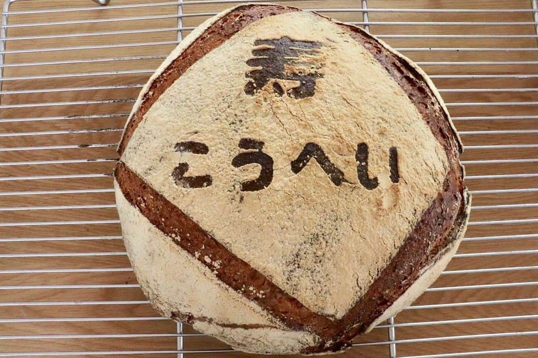 丘の上のパン屋 さんのインスタグラム写真 - (丘の上のパン屋 Instagram)「2019.05.30﻿ ﻿ 丘の上のパン屋です。﻿ ﻿ 今日も一日良いお天気で気持ちが良かったですね。﻿ たくさんのみなさまにご来店いただきました、ありがとうございます。﻿ ﻿ ﻿ ●おこさまの一歳のお祝いに「一升パン」通販開始﻿ ﻿ 以前から、ご予約で店頭お渡し商品として好評いただいていました丘パンの「一升パン」。﻿ 今日から通販も受付けることになりました﻿ ﻿ 「ご予約を受けて店頭お渡し」と「通販」という2通りの方法で丘パンの「一升パン」をお求めいただけることが出来ます。﻿ ﻿ ﻿ おこさまの一歳のお祝いの「一升パン」として約2kgのフランスパン生地の大きいパンをプレゼントとしてご利用下さい。﻿ 一升パンでも、みなさんで美味しく召し上がっていただけるように、安心・安全で美味しいパンを焼き上げています。﻿ ﻿ ライ麦15%、全粒粉15%、レーズンの天然酵母、国産小麦を使用したカンパーニュです。﻿ ﻿ ﻿ ★丘パンの一升パン・記念パン﻿ 価格 : 4000円(税抜)﻿ ※店頭受取は、木曜日・金曜日のお渡しになります﻿ ※通販用の一升パンは箱代（＋200円）を頂いております。﻿ ﻿ ﻿ −−−−−−−−−﻿ ﻿ 📺 BSプレミアム「パン旅。」（再放送）﻿ ﻿ 6/1（土）PM4:00～PM4:30﻿ パン旅。「住宅街のぜいたくパン（3）向ヶ丘遊園・美しが丘編」﻿ ﻿ −−−−−−−−−﻿ ﻿ 💬 スタッフ募集中です﻿ ﻿ 新たに一緒に働いてくれる仲間を募集しております。﻿ ﻿ 応募方法は郵送となります。﻿ 詳細はサイトをご確認ください。﻿ ﻿ −−−−−−−−−﻿ ﻿ 💬 ご予約について﻿ ﻿ ●予約可能商品﻿ ・食パン ﻿ ・カンパーニュ﻿ ・バゲット﻿ ・エッグタルト﻿ ﻿ ※グルテンフリー米粉パン(プレーン、大納言)﻿ ※低糖質ふすまパン(3本から)﻿ ※一升パン﻿ (※は木、金のお渡しになります)﻿ ﻿ 📞 045-530-9683（クロワッサン🥐）﻿ ﻿ −−−−−−−−−﻿ ﻿ 🛒 オンラインショップ﻿ ﻿ グルテンフリーの米粉食パンの﻿ 通販を行っております。﻿ サイトからご確認ください。﻿ ﻿ −−−−−−−−−﻿ ﻿ 🏷﻿ #丘の上のパン屋 #一升パン #1歳誕生日 #1歳バースデー  #横浜 #青葉区 #たまプラーザ #ベーカリーカフェ #パン屋 #パン #パン屋さん #横浜パン屋 #🍞 #焼き立てパン #美しが丘 #美しが丘西 #田園都市線 #天然酵母 #国産小麦 #bakery #boulangerie #boulanger #yokohama#instabread #instafood #pane #sourdough #naturalyeast﻿ ﻿ ﻿」5月30日 18時17分 - okanouenopanya