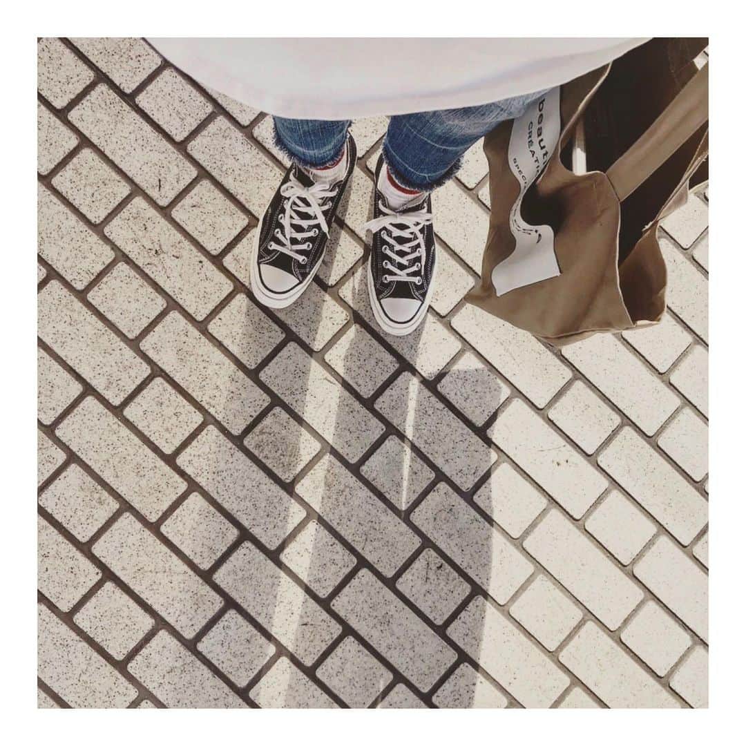 カタダマチコ -kamiyajuku-さんのインスタグラム写真 - (カタダマチコ -kamiyajuku-Instagram)「40代は何を着たら良いのでしょうか。 みなさん好きなアパレルブランドはありますか？？ ご近所の方はご存知でしょうが、わたしといえば化粧するのは月に10日以下、毎日毛玉のついた古い服を着ています。 . . #ct70 #converse #converseallstar  #beautifulpeople」5月30日 18時18分 - machiko798