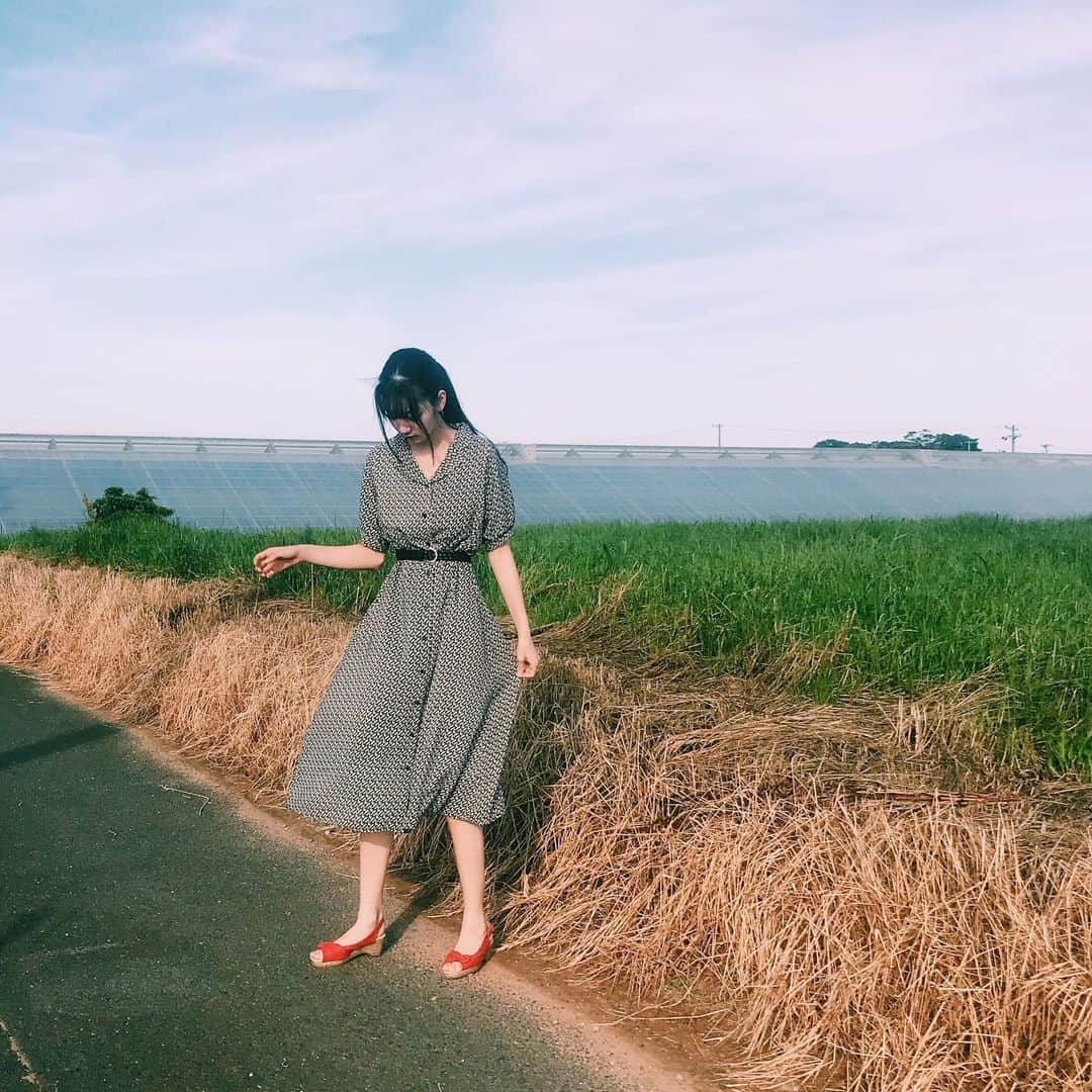 夏目璃乃さんのインスタグラム写真 - (夏目璃乃Instagram)「・ ・ ちょっとレトロな柄︎に一目惚れ☺︎ ・ #夏目璃乃 #私服 #ワンピース #ベルト #しまむら  #レトロ」5月30日 18時18分 - natsume_rino