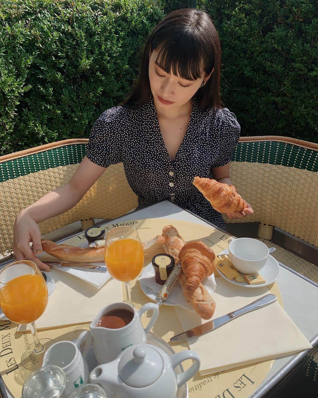 shihori.kathleenさんのインスタグラム写真 - (shihori.kathleenInstagram)「. . クロワッサン🥐と長〜なパンと🥖 甘〜なショコラショー🍫☕️んわわーーーん . #breakfast #paris #france」5月30日 18時24分 - shihori.hananoe