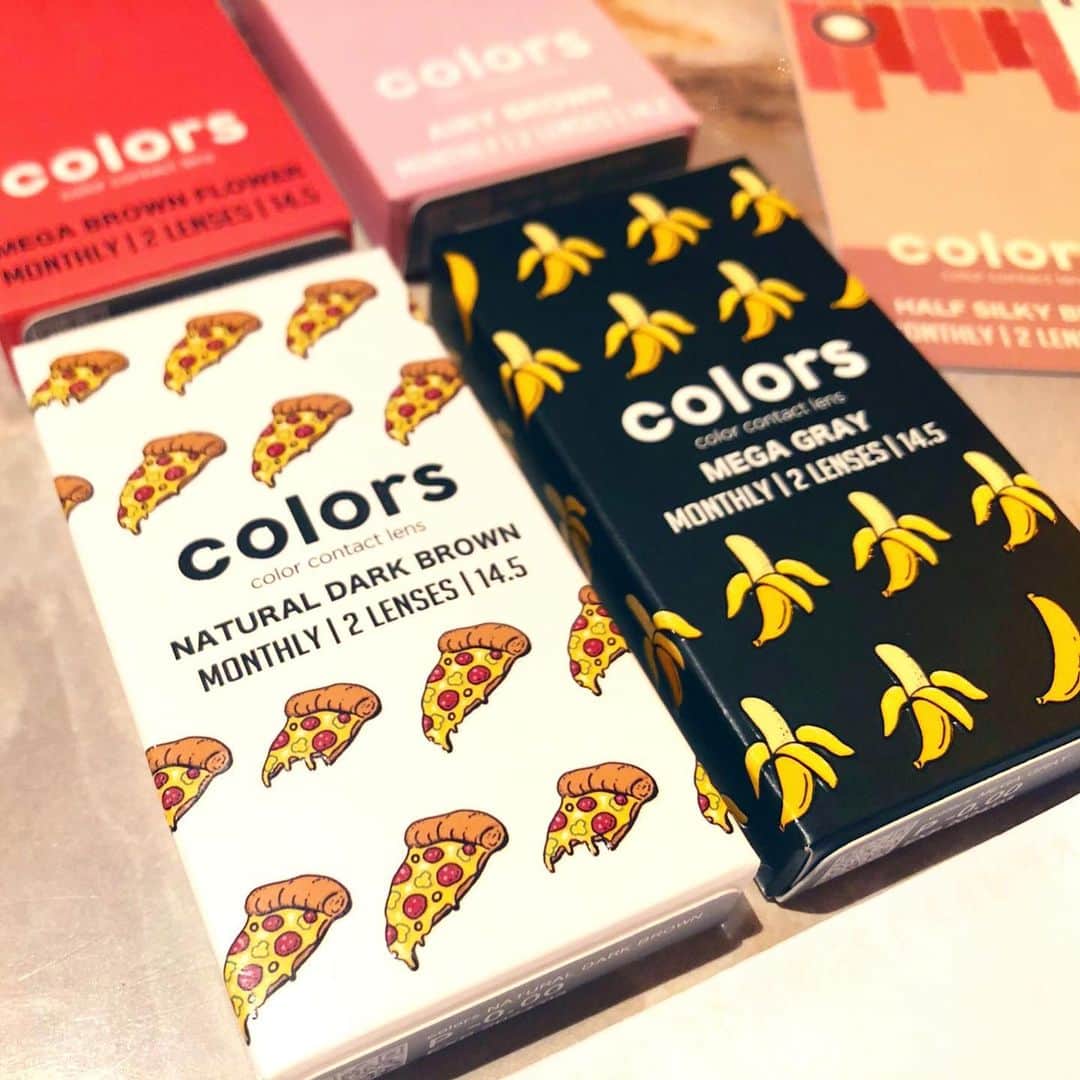 小鳥遊しほのインスタグラム：「初めてカラコンのパッケージデザインした！かわいいの描けた！生で見ると絵の部分がプクッとしててツルツルしてめっちゃかわいいんだよー🍌🍕 来月発売だからまた改めて告知するね❤️ . ちなみに今日はさらにこの次の、来年発売のデザインの打ち合わせでした。 . 商品パッケージのデザインするの大好きなのでお仕事お待ちしております。(ちゃっかり営業) . #カラコン #colors #design #illustrator #illustration #pizza #banana」