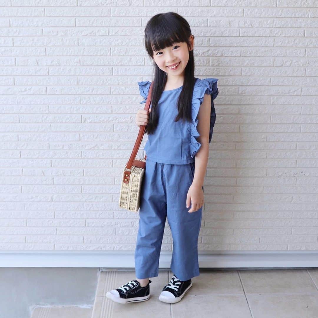 Akiのインスタグラム：「5/30 ・ 娘が急に 好きな男の子のタイプを言い出した🗣 ・ ・ 筋肉がちょっとついてる人で 運転が上手な人で 作ったものを文句言わずに食べてくれる人で 寝る時は静かに寝てくれる人がいい ・ 前世に何かあったのかな 娘☺️🔮 ・ ・ 最近インスタのかわいこちゃん達が こぞって着ている セットアップ👖 @sharez1313 さんでも発売です☺️ ・ 背中がセクシーだから 海に行く時に水着を中に着るのもいいよね👙 ・ これだけ背中ぱっかーんだと気になるのが 我が子の #背な毛問題 ・ ・ ・ ・」