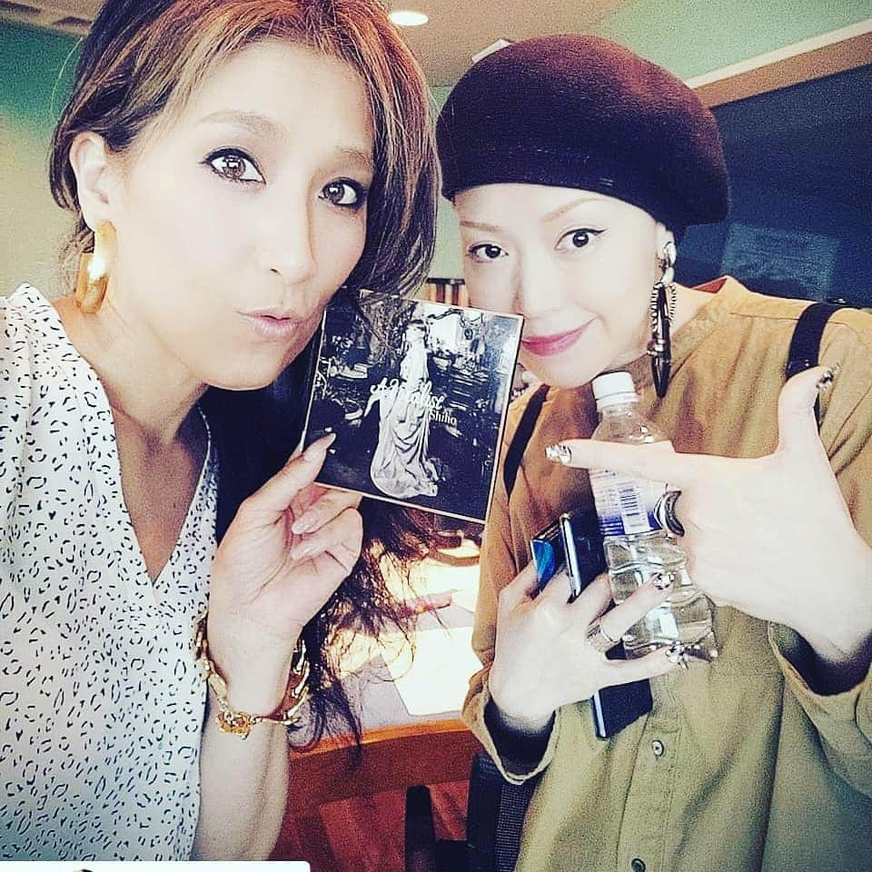 Shihoさんのインスタグラム写真 - (ShihoInstagram)「多分15年ぶりくらいかなあ、ANNAがやってるラジオ番組に呼んでいただいたのは。 もう相変わらず超ハッピーで楽しいANNA✴️ なんかほとんど聖飢魔Ⅱと桑原あいの宣伝しかしてないような気がするがwww朝早起きしたかいがあるくらい楽しかった！！ しかも私にプレゼントまで用意してくれてた！！！（渡すのわすれたらしいのでまだもらってませんがwww） ANNAの番組に出てる時間帯、ホリプロのweb、タレントの中で私のページがアクセス数1位だったらしい。ありがたやー。皆、聖飢魔Ⅱかどうか見にきたのかしらー。 @annahanashi さま、早くご飯いこー！！！ #friedprideshiho #Shiho #jazzsinger #djanna #bayfm #miracle #radio #アンナミラクル #ラジオ」5月30日 18時22分 - fried_pride_shiho