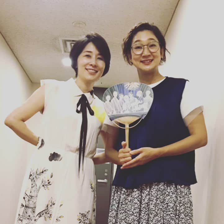 ひうらさとるのインスタグラム：「あぶちゃんにも城崎温泉うちわを渡した❤︎ 宣伝隊長活躍。 #livenewsit  #虻川美穂子 さん #あぶちゃん ❤︎」