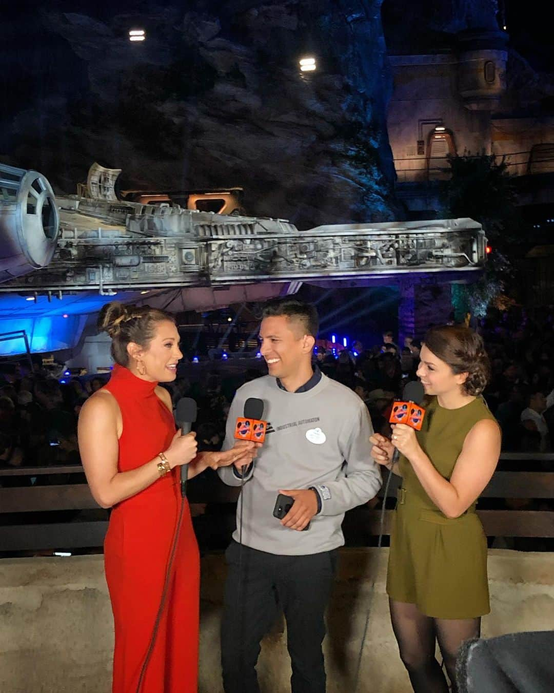 Good Morning Americaさんのインスタグラム写真 - (Good Morning AmericaInstagram)「Thanks to our friends at from Disney Parks live-stream team @disneyland @reba.buhr & @lagunamikey for having @ginger_zee be in on the action last night covering the dedication ceremony for the all-new @StarWars: #GalaxysEdge! We’re LIVE from inside the new land with Ginger this morning!」5月30日 18時25分 - goodmorningamerica