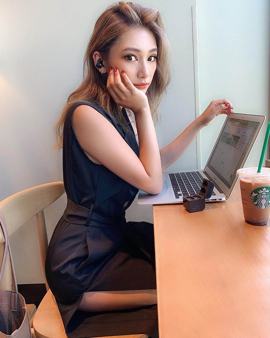 新井ニーニャのインスタグラム：「🎧﻿ ﻿ ﻿ 今日もお仕事お仕事👩🏽‍💻﻿ 気分転換に、カフェきたよ☕️﻿ 仕事のしすぎて疲労が溜まって﻿ お医者さんに、﻿ " もっとゆっくり仕事したり、﻿ のんびりした時間を意識して。﻿ 休む時は休む。﻿ 仕事する時は時間を決めて。﻿ 自分を労ってあげてね。"﻿ と言われて、いつも自分が旦那さんや﻿ 周りに言ってる言葉だった😶﻿ 自分のことになると、気付かないんだなぁって🥀﻿ ﻿ だから、大好きな珈琲を飲みながら﻿ 音楽を聞いて、たまに空を見上げながら﻿ パソコンと向き合う時間を作れました🌹﻿ 私やるじゃん💫一歩前進って感じです❤️﻿ ﻿ ﻿ 仕事中とか移動中は基本的にイヤホンしてる🎧﻿ 集中する為に、仕事効率化の音楽流して﻿ 完全に外とシャットアウト！👩🏽‍💻﻿ これが1番の作業効率が良いのだ🧡﻿ ﻿ フィット感すんごくて﻿ 全然音漏れしないんだよね、びっくり👏🏽💛﻿ 見た目可愛いのに優秀、最高🤜🏼🤛🏼❤️﻿ ﻿ ﻿ ﻿ 使ってるのは #AVIOT の #TE_D01g っていう﻿ #ワイヤレスイヤホン 🎶﻿ 今まで紐付きイヤホン使ってたけど﻿ ワイヤレスになると﻿ こんなにストレスがないなんて💨﻿ もう紐付きには戻れないのだ😂😂﻿ ﻿ ﻿ ﻿ ﻿ #music #love #cafe #pr #pc #work #アビオット #イヤホンにもっと自由を #仕事中 #ノマド #ノマドワーカー #お仕事 #パソコン業務 #起業家 #女社長 #ママ #子育て #カフェ #音楽のある生活」