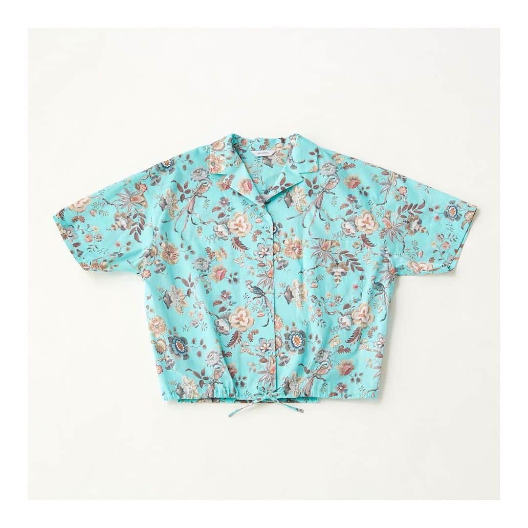 エリオポールのインスタグラム：「- 2019/SS collection -  リバティプリント<Jannah>の、一足早く夏を感じさせるシリーズ。 いつ描かれたかが不明なリバティのアーカイブにあった作品をベースにした複雑な花柄です。ずらっと並んだ東洋風の花と雄大なエキゾチックな鳥が枝葉の連なりの中に描かれています。 . . SHIRT《 HELIOPOLE 》blue/yellow 16,000yen+tax  CAMISOLE《 HELIOPOLE 》yellow/blue 9,800yen+tax . . ＊一部店舗のみでのお取り扱い商品となります。 ＊ルックはプロフィールのURLからもご覧いただけます。 . . #HELIOPOLE #heliopole #エリオポール #daikanyama #heliopole10 #marunouchibuilding #matsuyaginza #sapporostellarplace #nambaparks #nihonbashitakashimaya #yokohama #hiroshima #okayama #kagoshima #LIBERTY #LIBERTYLONDON #Jannah #shirt #camisole #2019ss #spring #summer #fashion #instagood #instafashion #style」