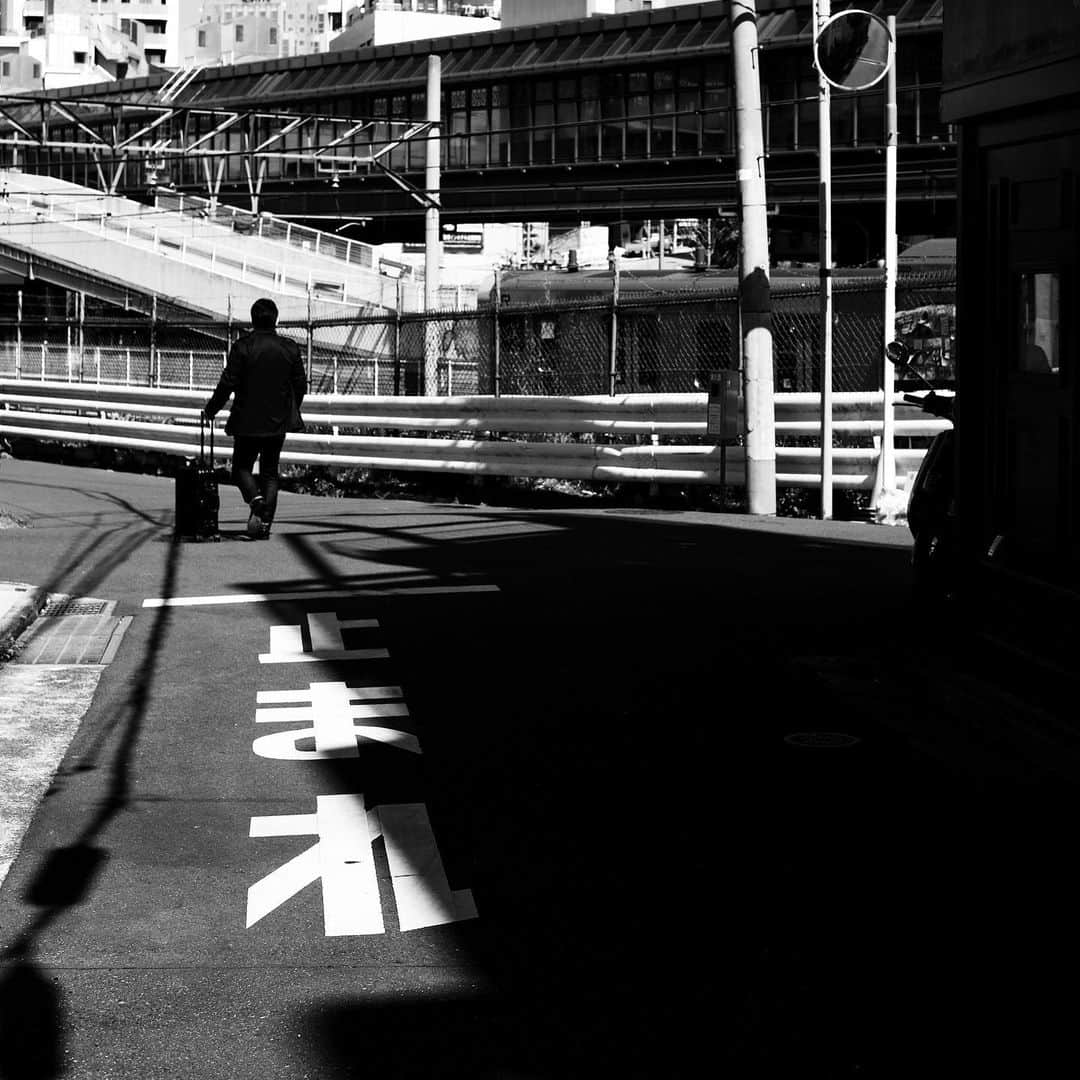 naotakeのインスタグラム：「はじまり - A start / X-E2 + Snapseed, 20190531 . . あなたにも、わたしにも幸多かれ。 . . #royalsnappingartists #infamous_family #rsa_main #infinity_photo_cult #2_fineart #jp_gallery #jp_gallery_bnw #trb_bnw #wp_bnw  #bnw_life #bnwlife_member #bnw_life_shots #bnw_captures #world_bnw #top_bnw #team_jp_ #team_jp_モノクロ #ig_energy_bw #ig_nihon #streetphotographybnw #igersjp #blackandwhite #bnw #bnwphoto #monochrome #bw #bnwphotograph #fujifilm #今日もx日和」