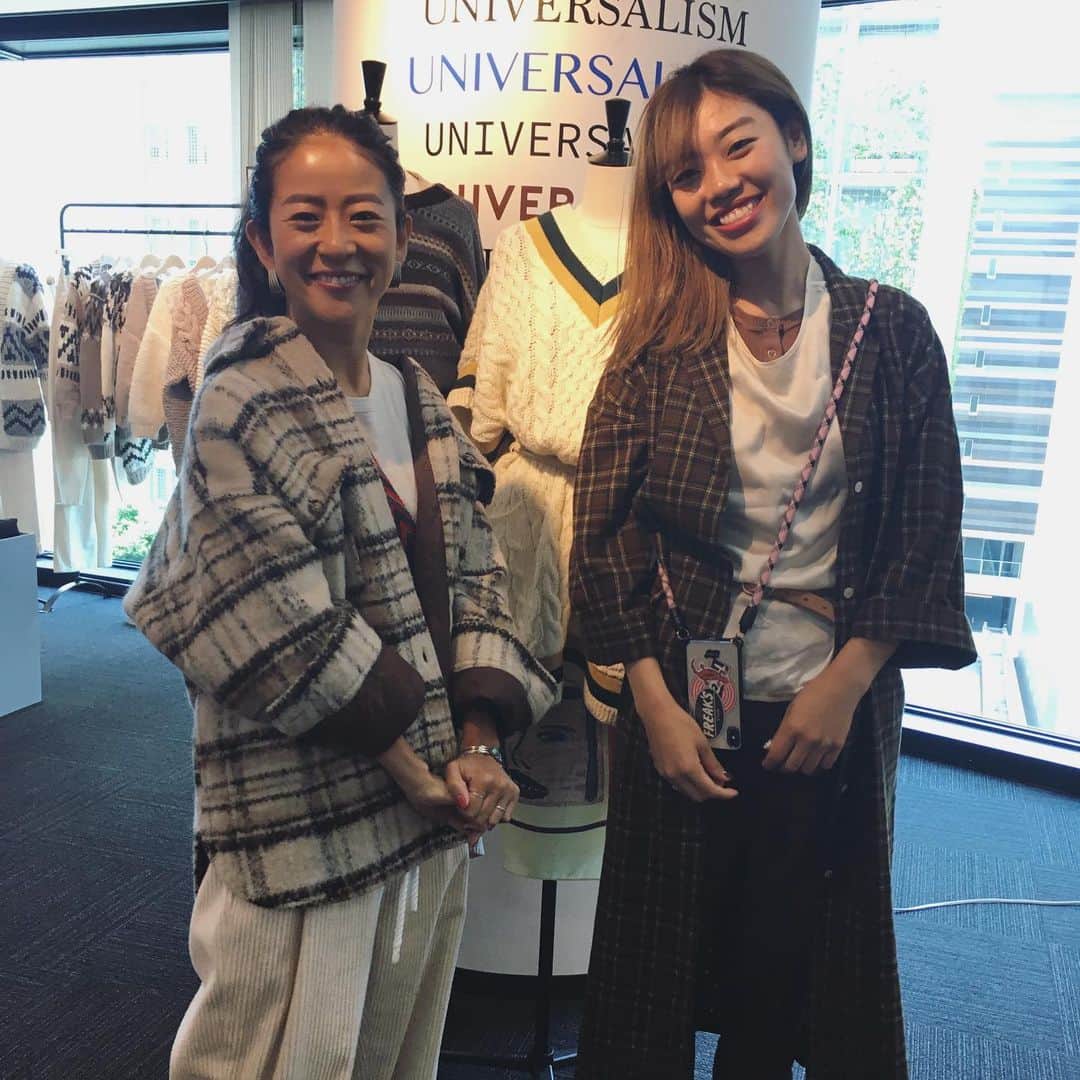 のインスタグラム：「まだまだ夏はこれからですが、展示会ではニットやコートが盛りだくさん⛄️ フリークスストアでは、物欲を刺激するアイテムがたくさんありましたよ！個人的には最後の写真のフィルザビルとのコラボパンツがドツボでした💓肝心のフレアな裾が写ってませんが...センタープレスが綺麗で、これは絶対に手に入れようと思います！！！ スナップでもお馴染みの小笠原さんと栗原さん✨二人ともレイヤードの着こなしがとっても素敵でした👏👏m.u  #フリークスストア #freaksstore #フィルザビル #fillthebill #ペンドルトン #pendleton #展示会 #展示会レポ #2019aw」