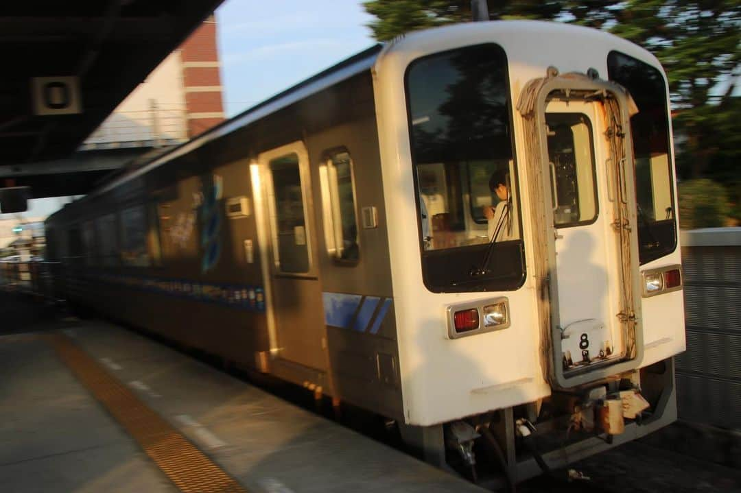 徳永ゆうきさんのインスタグラム写真 - (徳永ゆうきInstagram)「土佐くろしお鉄道！ #鉄道写真 #撮り鉄 #鉄道好き #土佐くろしお鉄道 #ごめん駅 #後免駅 #9640形 #気動車 #奈半利行き #流し撮り」5月30日 18時50分 - tokuchan_1113