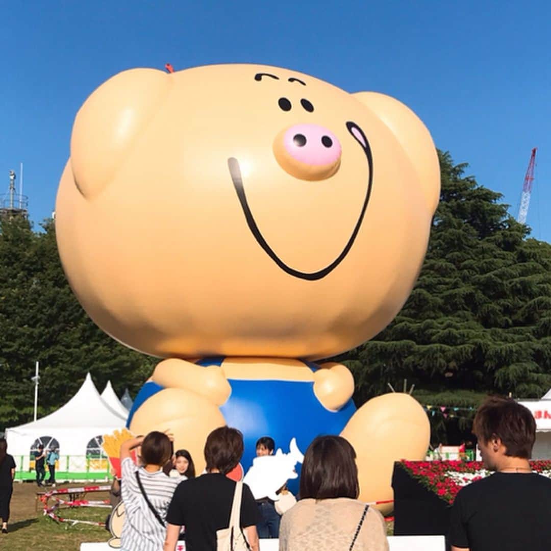 米倉れいなのインスタグラム：「, 平日だから空いてた😋🍴 #まんパク #まんパク2019 #ぽうくん #にくらや黒銀 #にくら丼 #いばらき食文化研究会 #酒趣 #メロンまるごとクリームソーダ」
