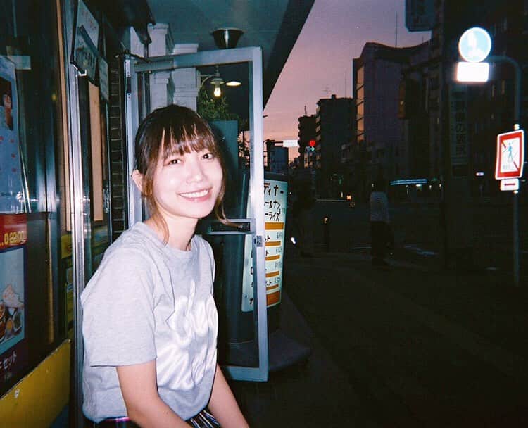 のインスタグラム：「明日からの予定👸🚅 📻5/31 広島FM 18:10頃〜「カウントダウン魂」出演 🏰わたしの王国TOUR🏰 6/1(土)広島(楽座) 6/2(日)岡山(城下公会堂) 6/9(日)仙台(SENDAI KOFFEE) 6/15(土)札幌(musica hall cafe)  アイデアは移動距離に比例する🌎 わたしの大好きな旅と音楽が一気にできるの！ 久しぶりの場所でみんなにお会いできること、楽しみにしてます！  #わたしの王国TOUR #辻詩音 #広島 #岡山 #仙台 #札幌 #live #singersongwriter #music」
