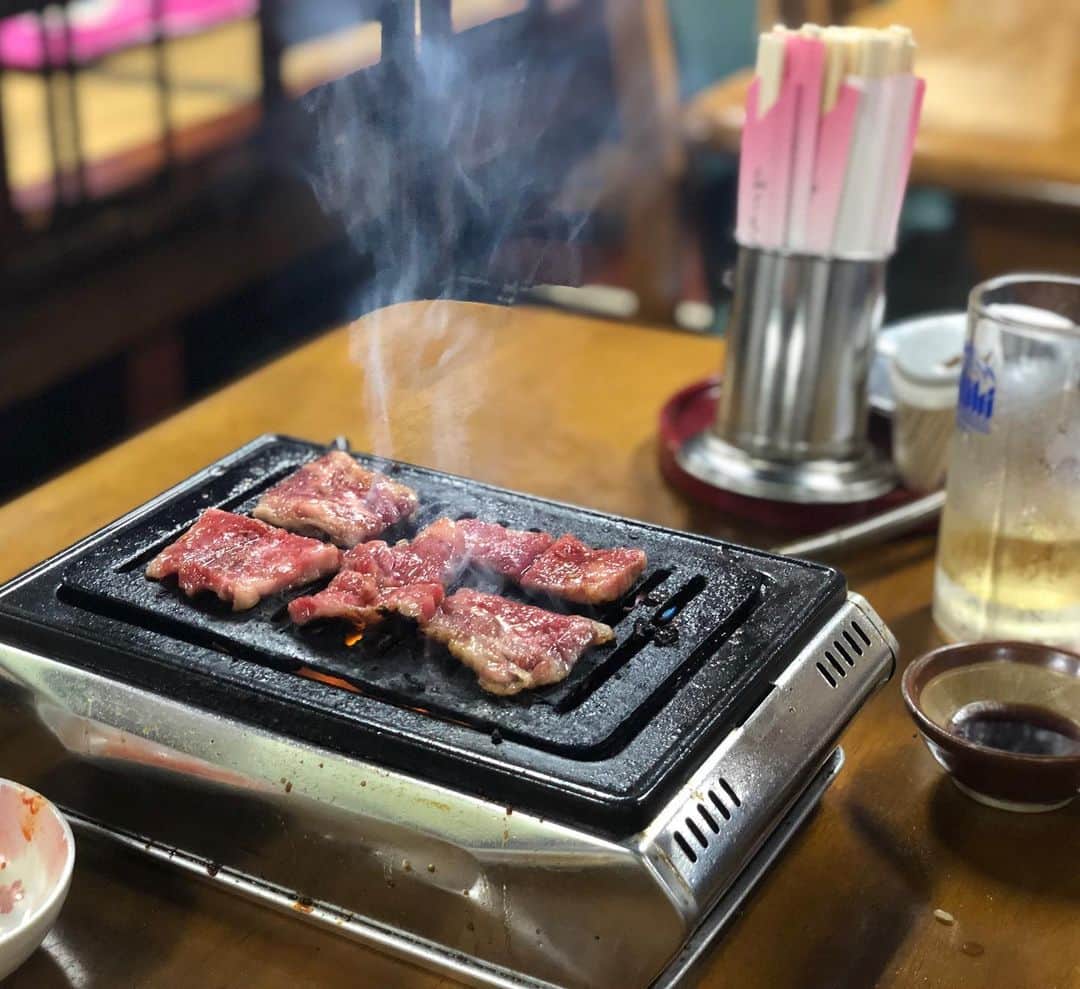 ロシアン佐藤のインスタグラム：「綾瀬の方にある、#浪速屋 さんという焼肉屋さん！ リーズナブルで美味しかった👐🙂 煙もうもう🤣」