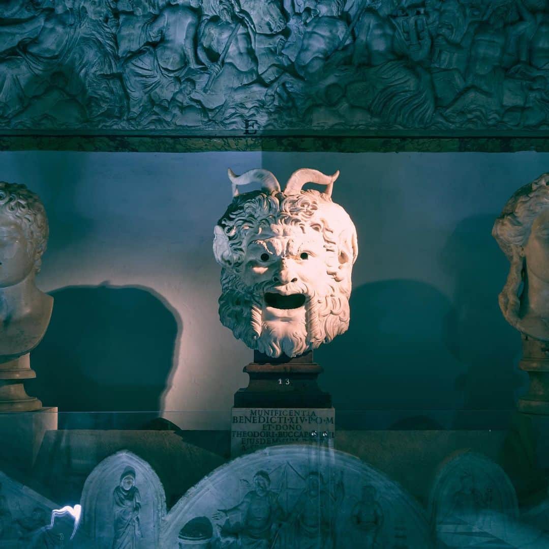 Vogue Taiwan Officialさんのインスタグラム写真 - (Vogue Taiwan OfficialInstagram)「#voguefashionnow ﻿ Gucci 2020早春秀選在設計師Alessandro Michele的故鄉羅馬舉行，這座Capitolini博物館是米開朗基羅的作品，是12世紀的古蹟，裡頭展示著古羅馬雕像和中世紀的歷史文物，充滿文化氛圍。（完整 Gucci Cruise 2020 早春秀現場報導請至 @voguetaiwan 首頁點選連結觀看。）﻿ ﻿ @gucci @lallo.25 #gucci #guccicruise20 #alessandromichele #rome」5月30日 19時00分 - voguetaiwan